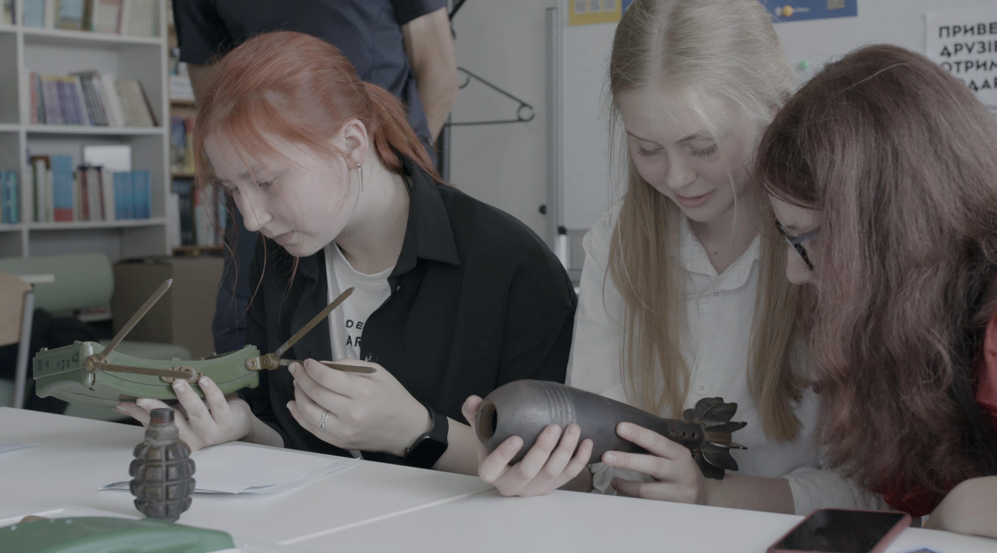 Ukrainische Schulmädchen lernen, wie man Minen umgeht