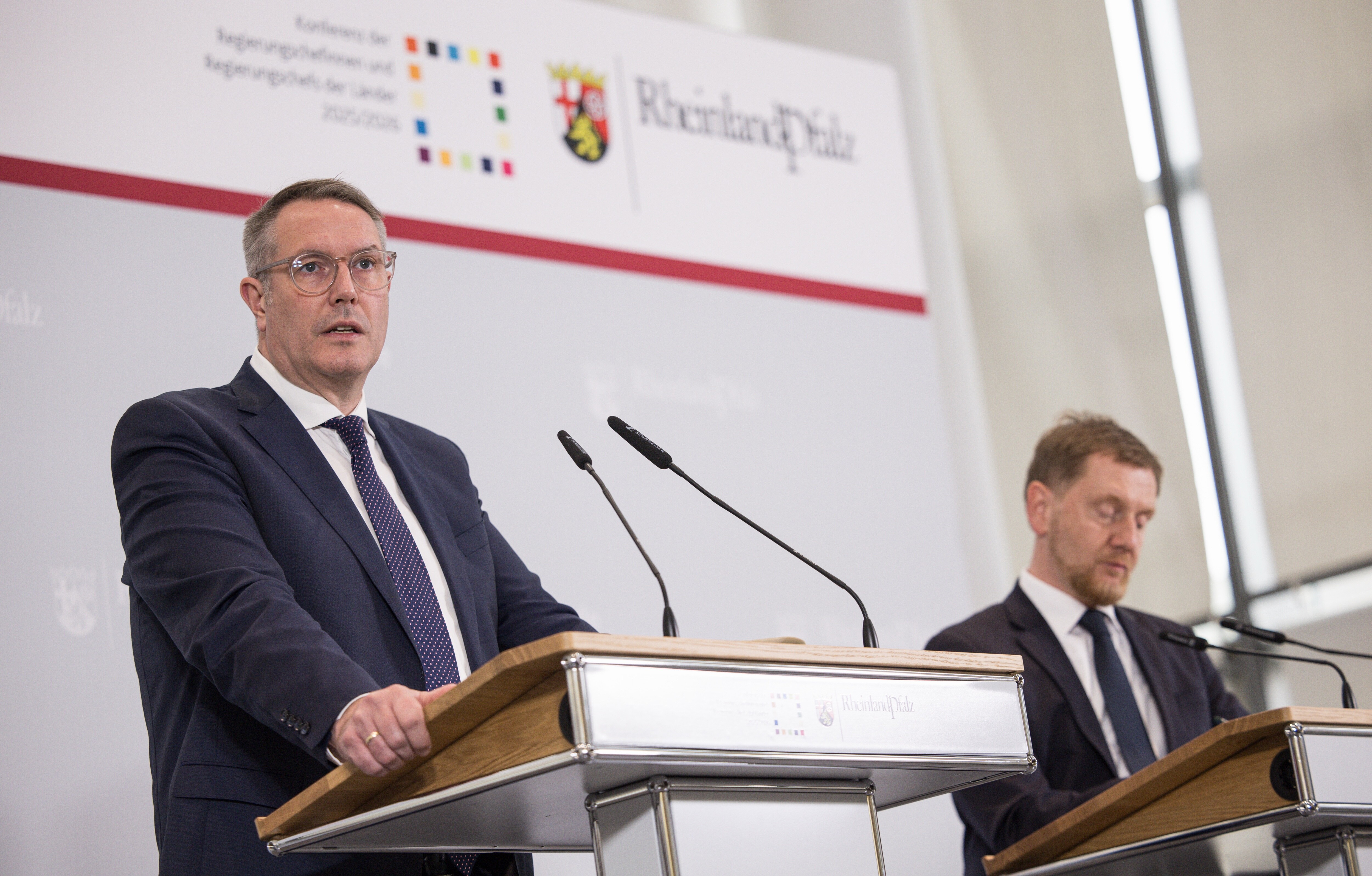 Alexander Schweitzer am Redepult bei einer Pressekonferenz