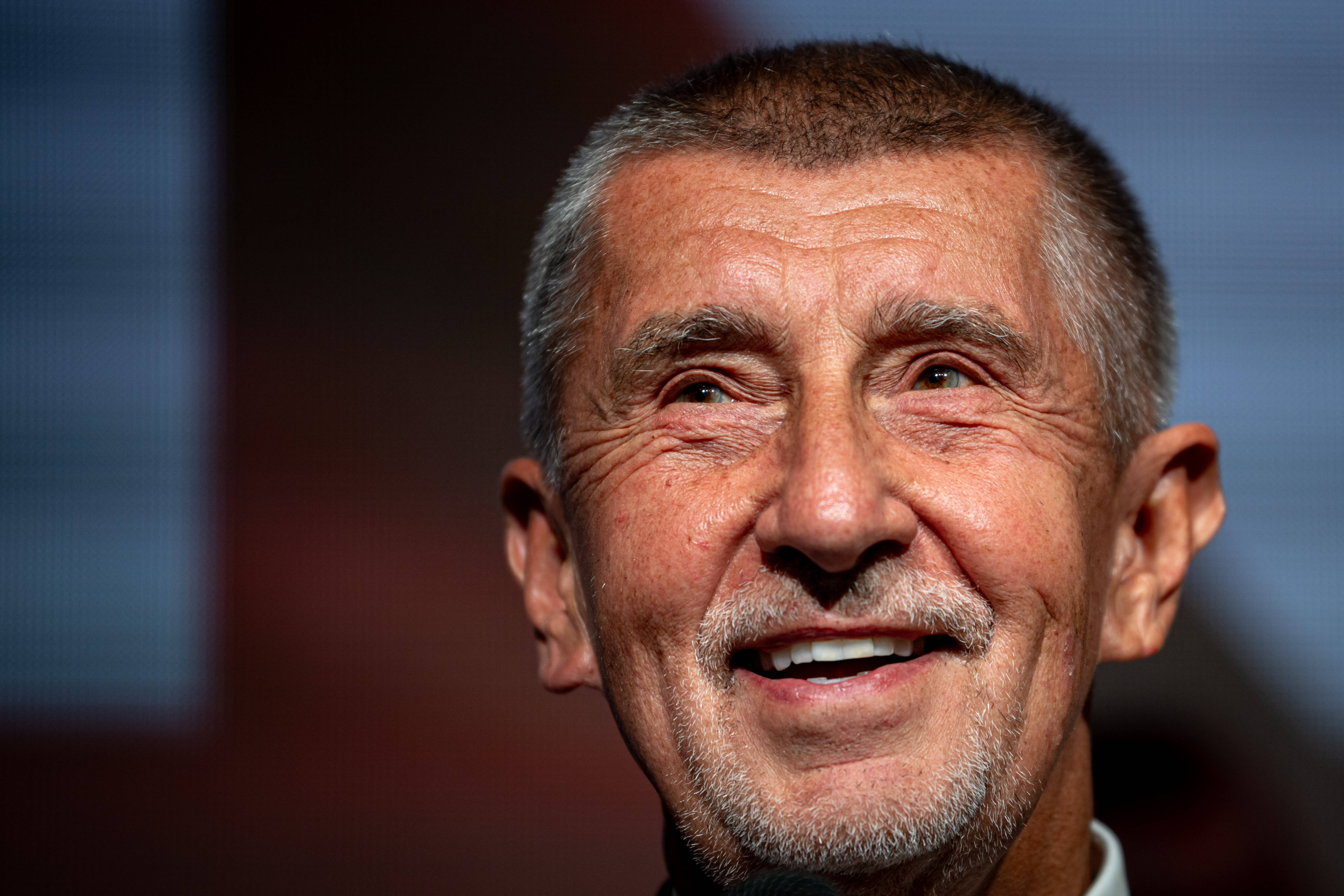 Porträt des tschechischen Politikers Andrej Babis, lächenld