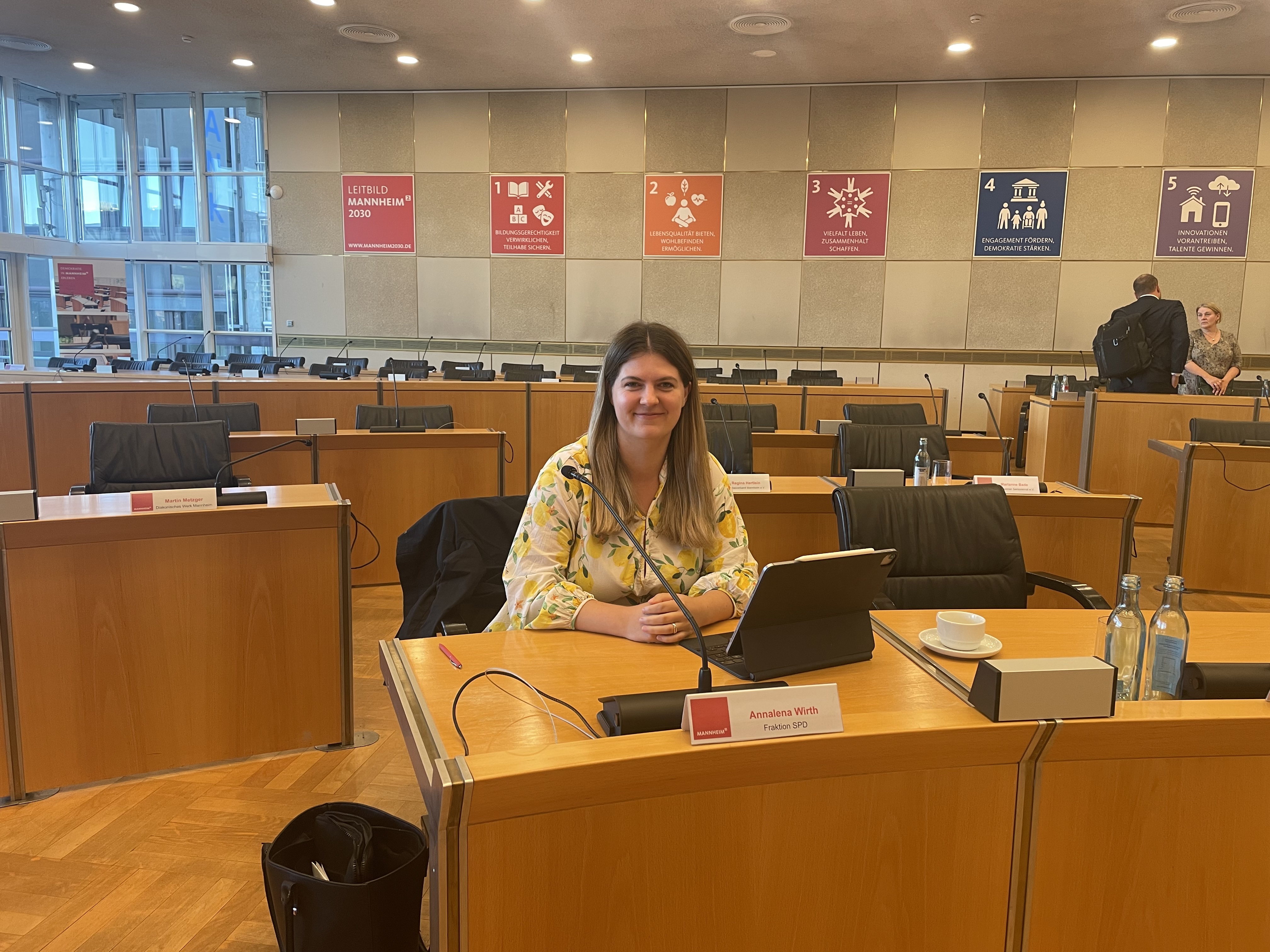 Annalena Wirth sitzt im Mannheimer Gemeinderatssaal.