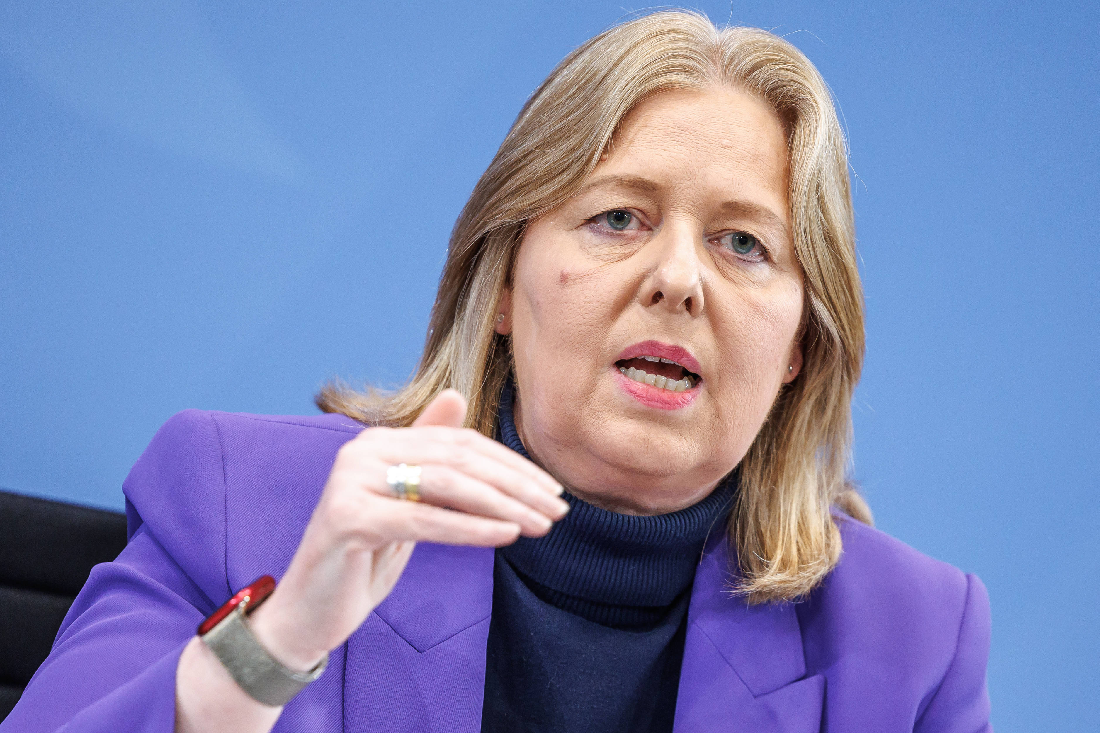 Bundesarbeitsministerin Bärbel Bas redet, die rechte Hand leicht erhoben