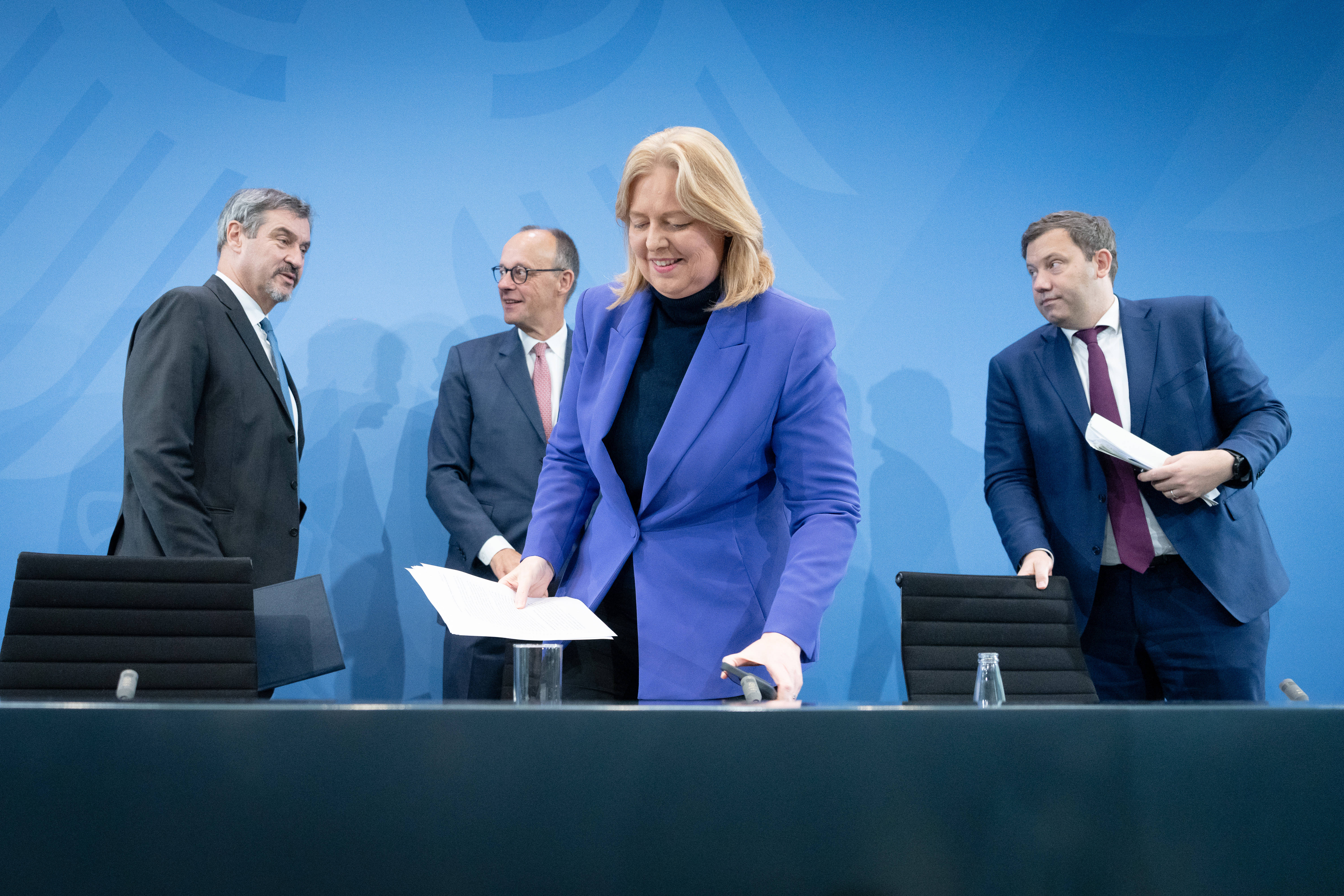 Zufriedene Gesichter: SPD-Chefin und Bundesarbeitsministerin nimmt als erste Platz zur Pressekonferenz im Bundeskanzleramt am 9. Oktober 2025 über die Ergebnisse des Koalitionsausschusses, hinter ihr CSU-Chef Markus Söder, CDU-Chef und Kanzler Friedrich Merz sowie SPD-Chef und Vizekanzler Lars Klingbeil (v.l.).