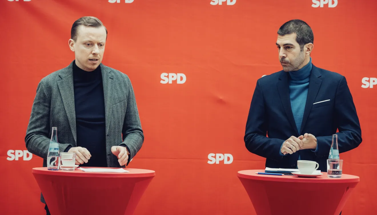 Adis Ahmetović (links) stellt gemeinsam mit Hannovers Oberbürgermeister-Kandidat Axel von der Ohe den neuen „Hannover-Plan für eine sichere und soziale Stadt“ vor. 