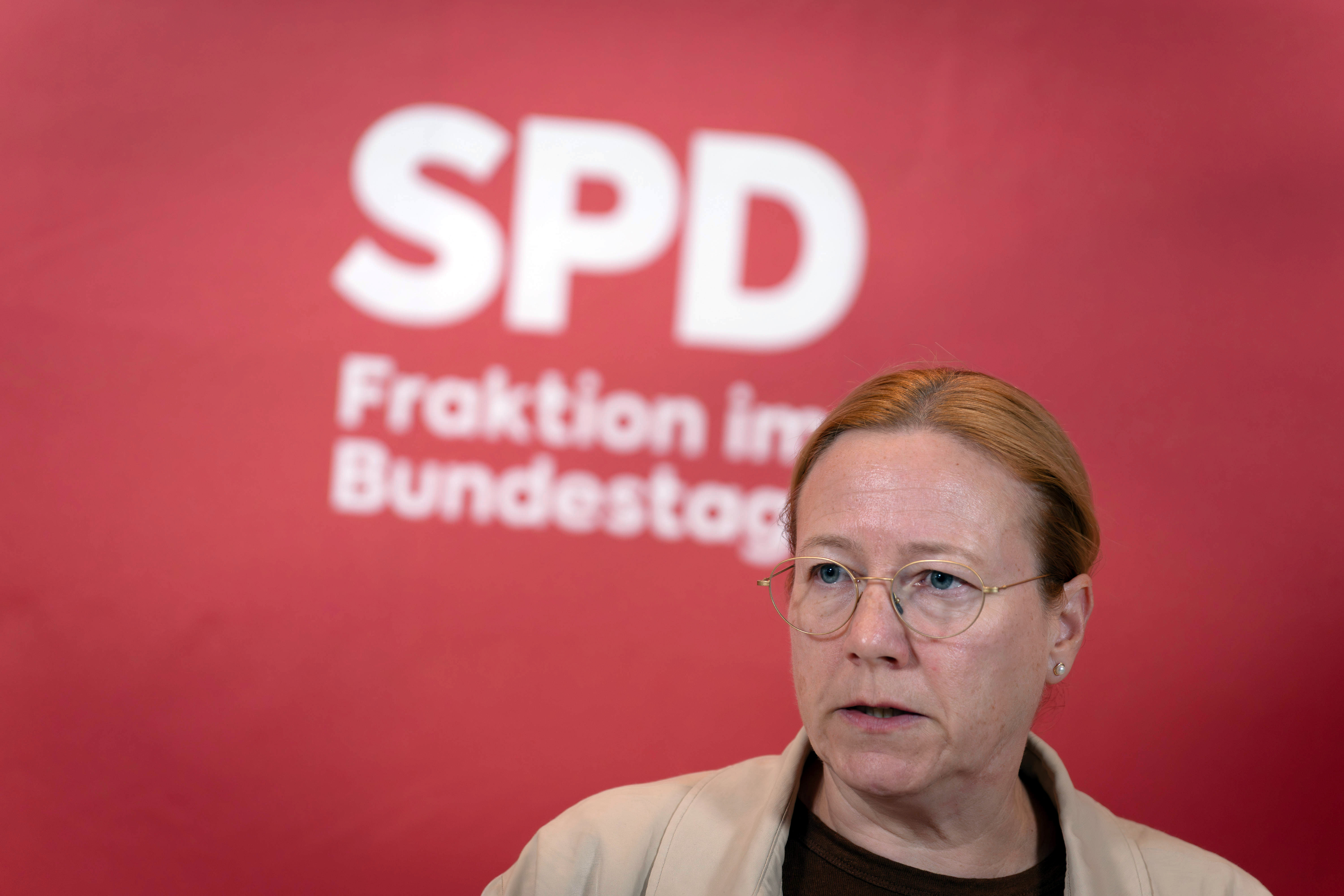SPD-Fraktionsvize Dagmar Schmidt vor einer roten Wand mit dem Logo der SPD-Bundestagsfraktion