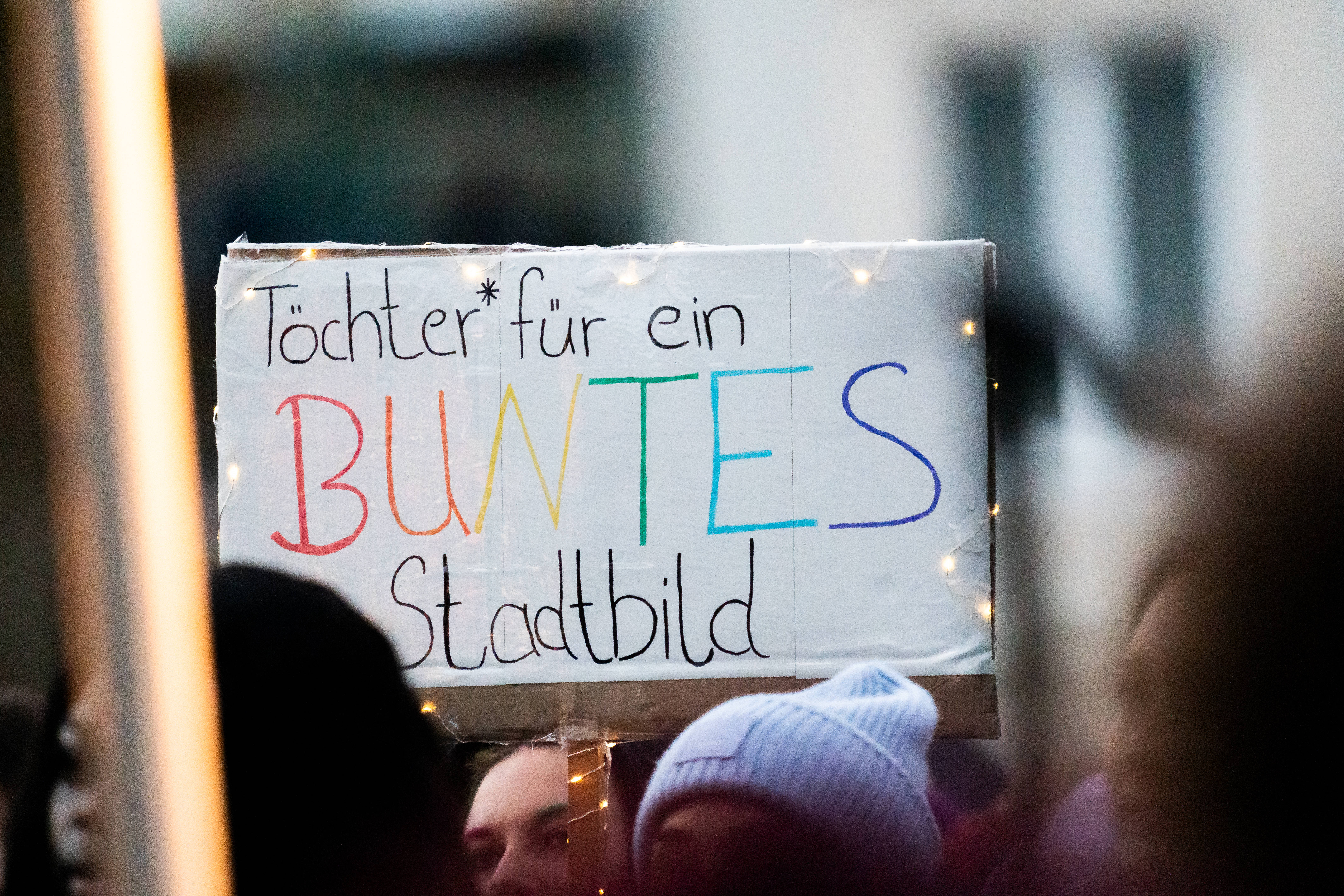 Nach den „Stadtbild“-Aussagen von Kanzler Merz demonstrierten in Augsburg am Sonntag mehrere hundert Menschen.