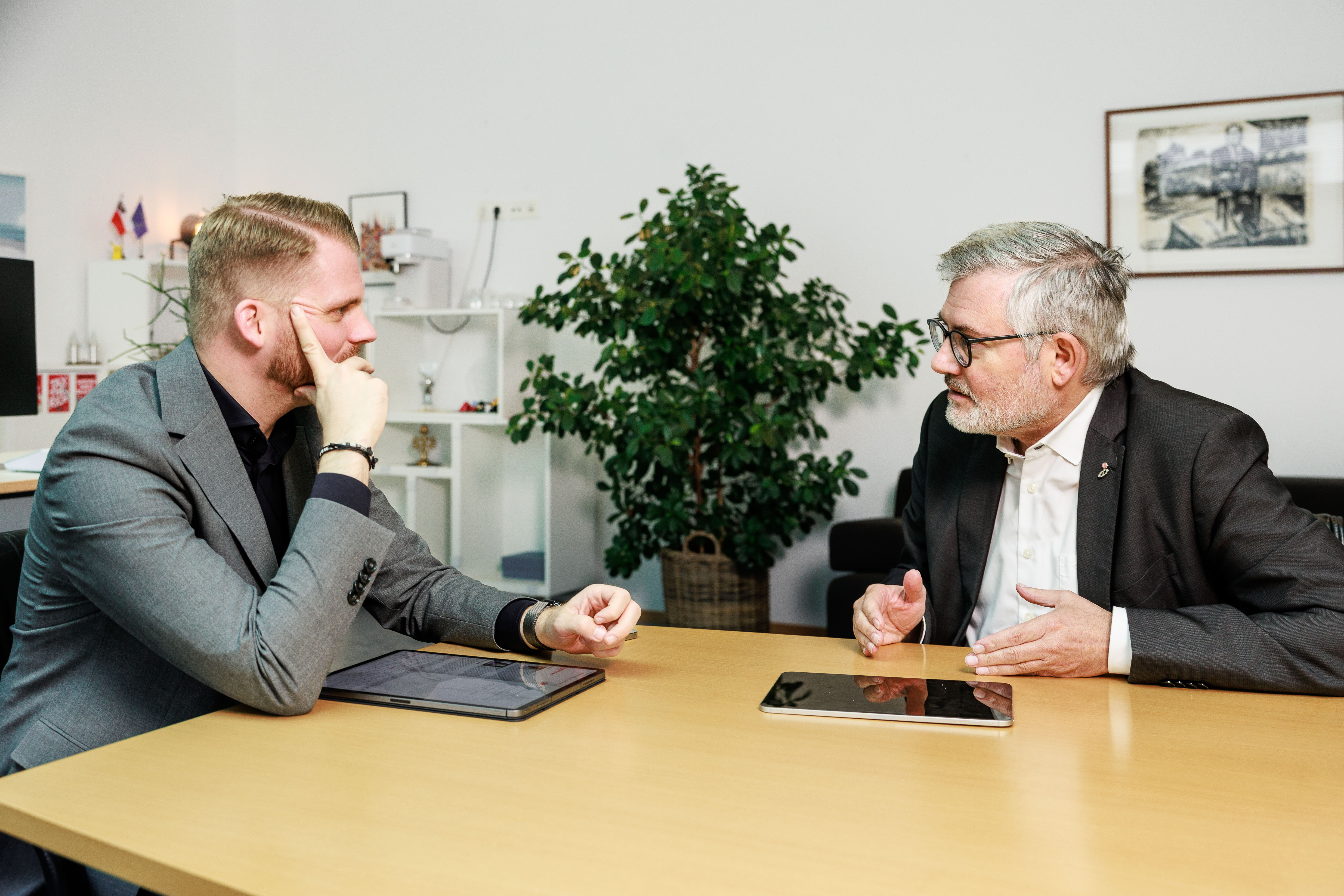 Tim Klüssendorf und Dietmar Nietan im Gespräch.
