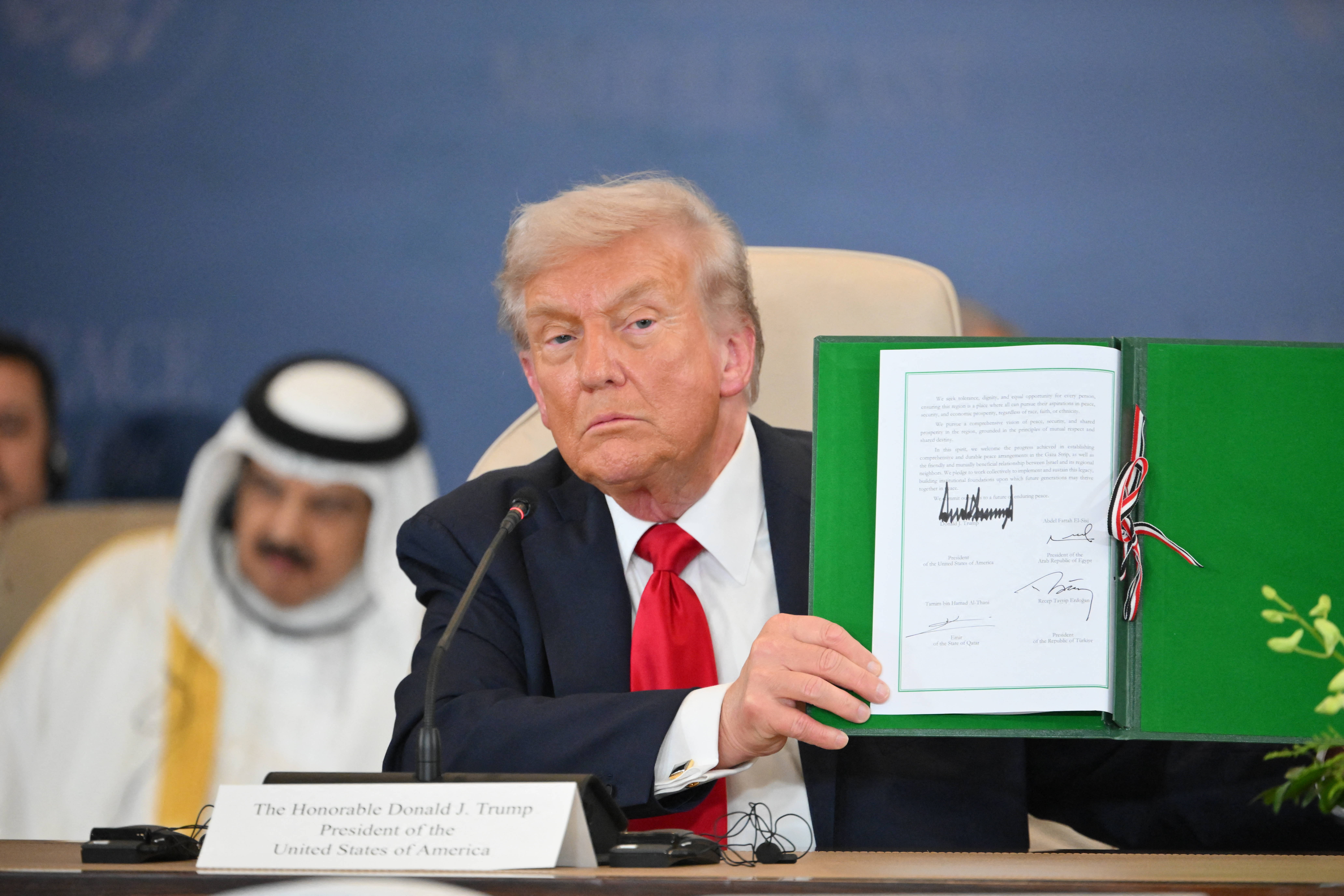 Donald Trump hält in Sharm al-Scheikh seinen Friedensplan für Gaza in die Kamera.