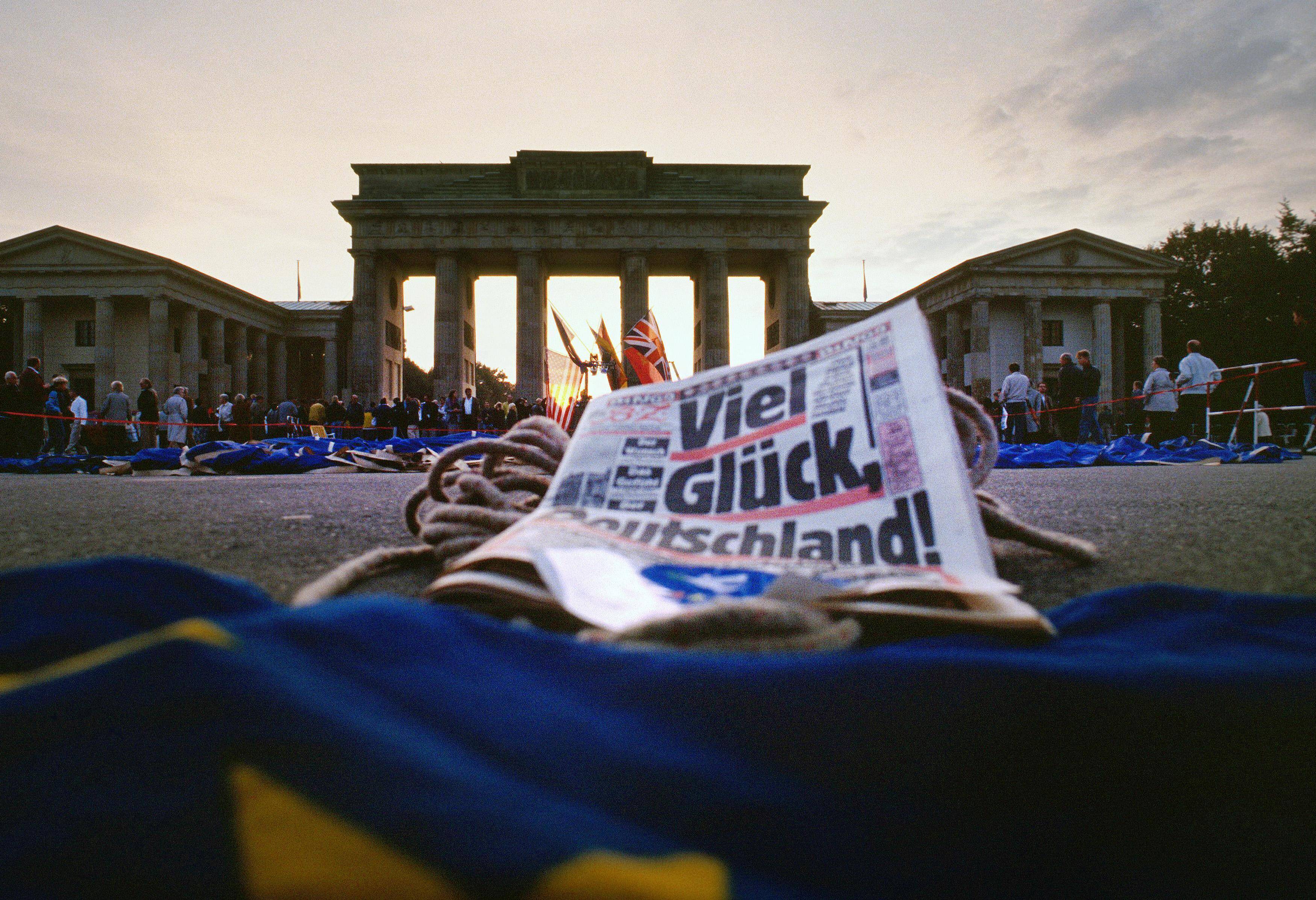 Zeitung "B.Z." mit der Schlagzeile "Viel Glück, Deutschland!" vor dem Brandenburger Tor