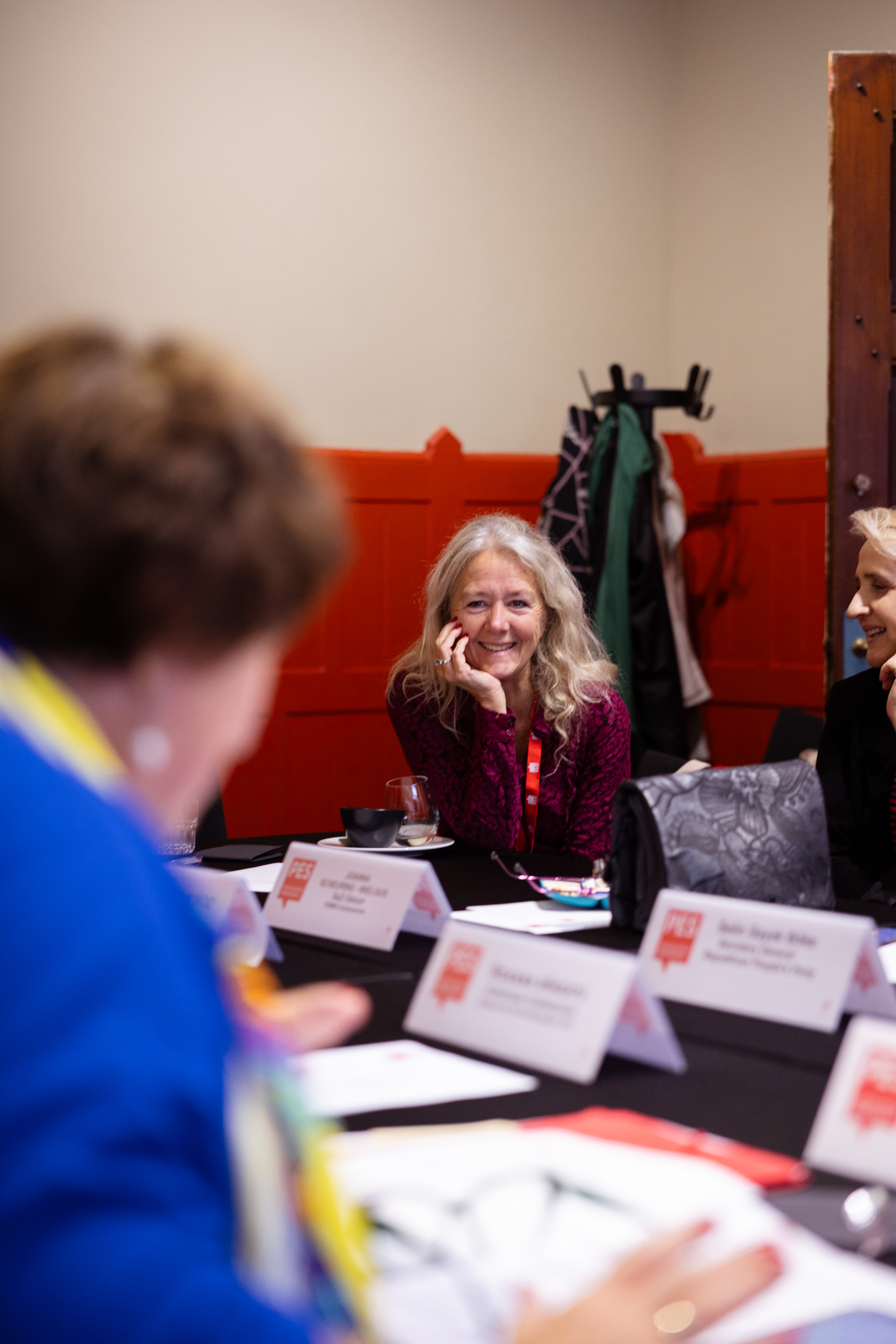 Porträt von Esther-Miram Sent, Vorsitzende der niederländischen PvdA