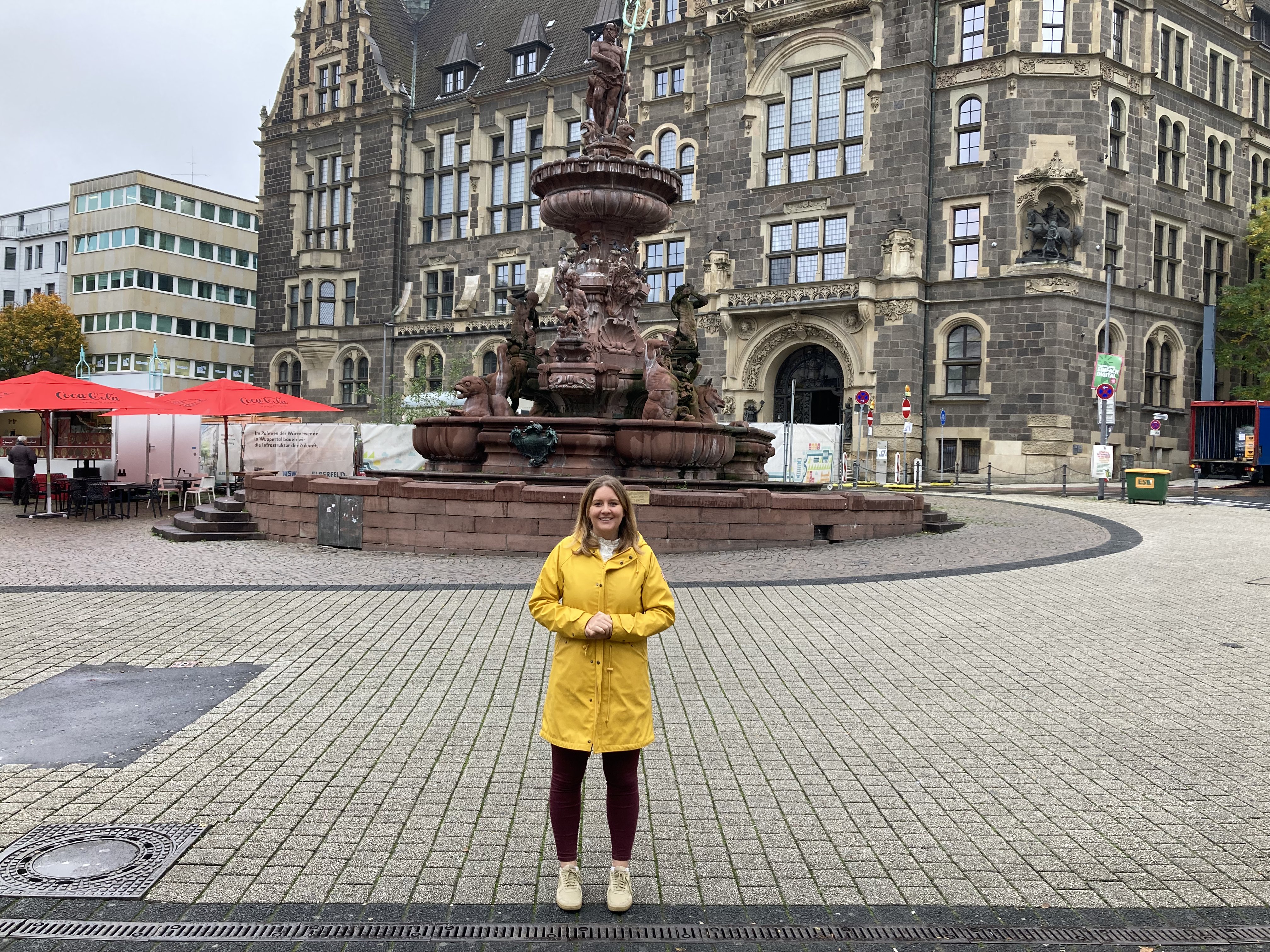 Dort hinten ist bald ihr Arbeitsplatz: die neue Oberbürgermeisterin Miriam Scherff vor dem Wuppertaler Rathaus