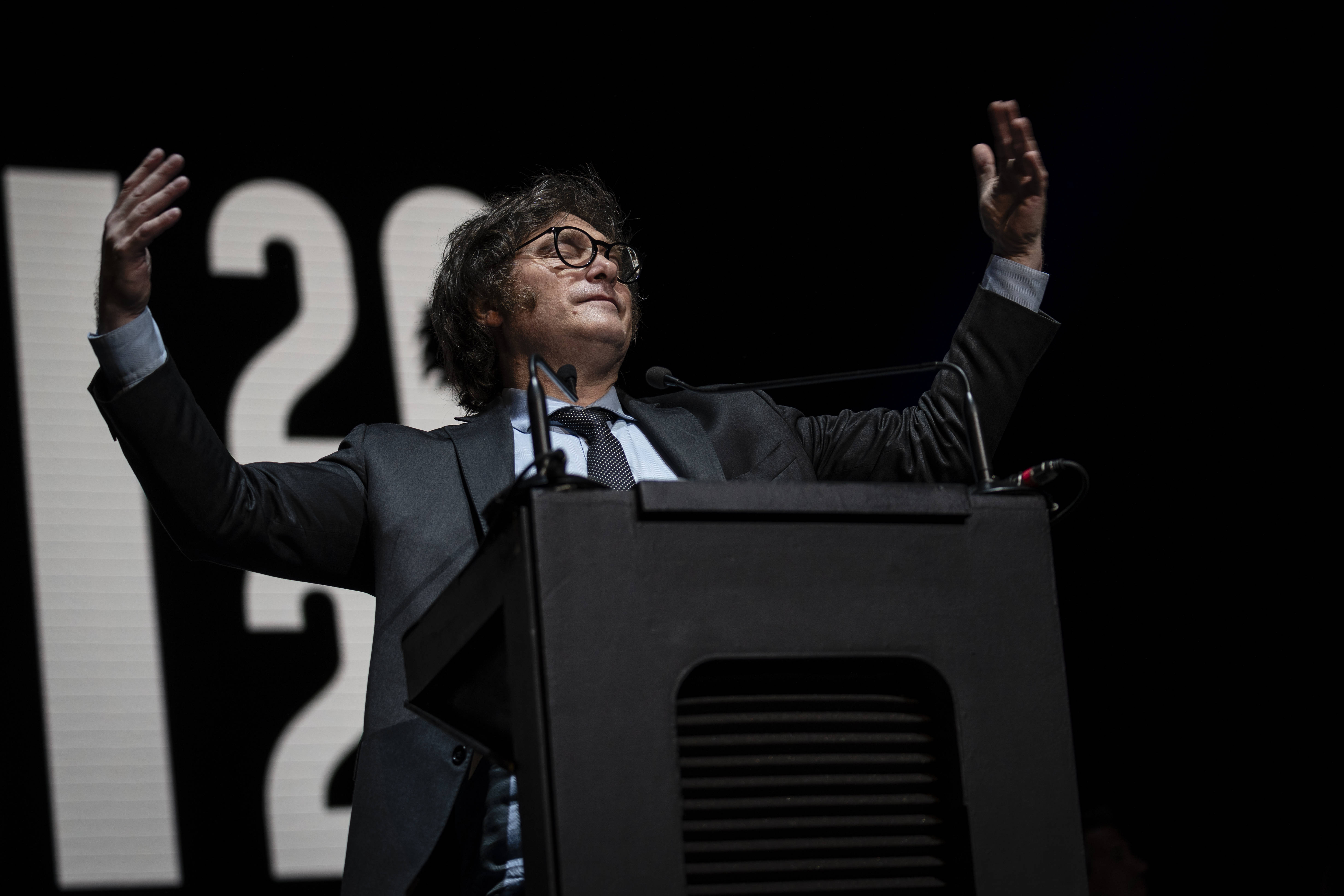Javier Milei an einem Rednerpult.
