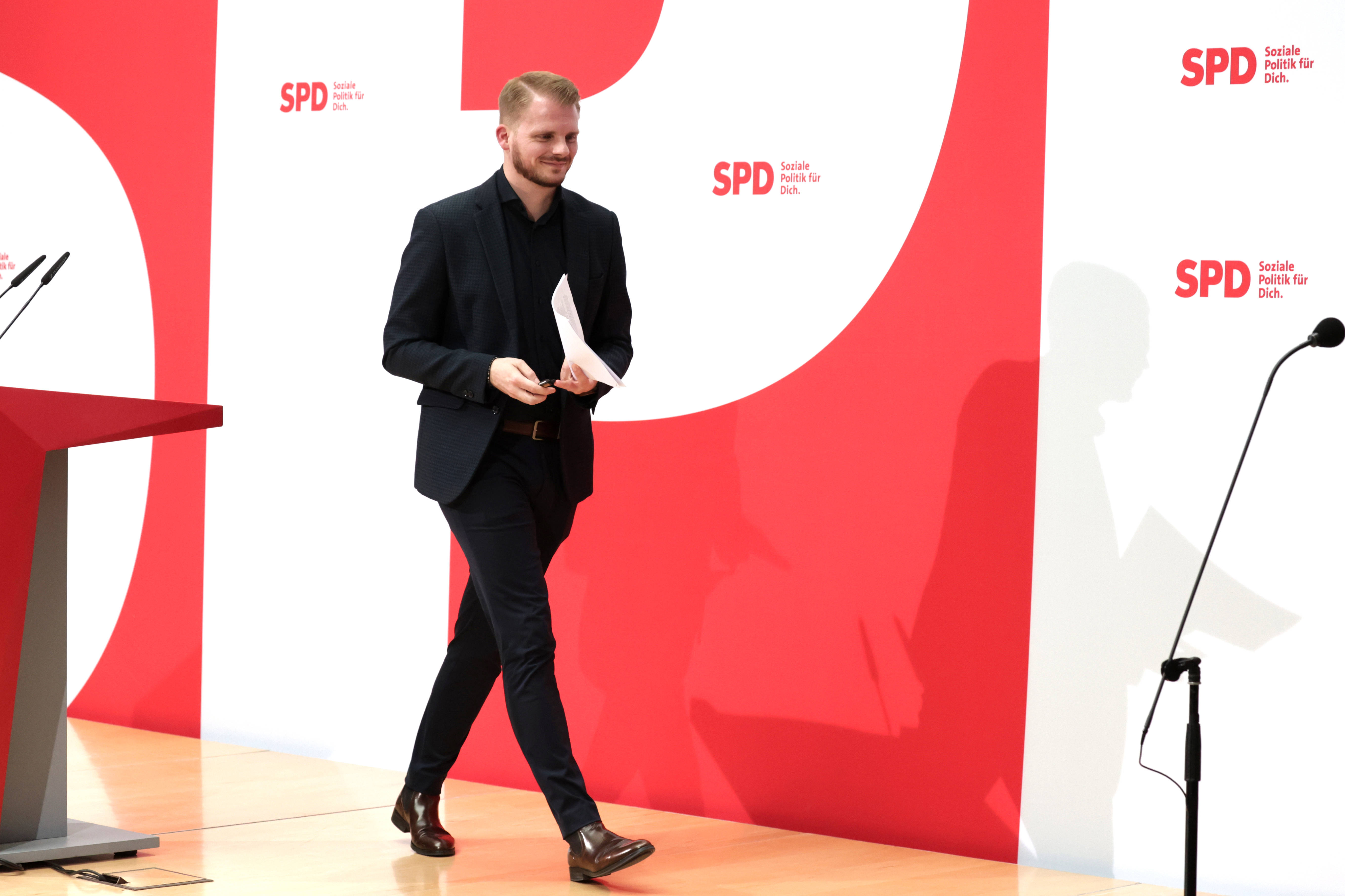 Tim Klüssendorf läuft auf eine Bühne