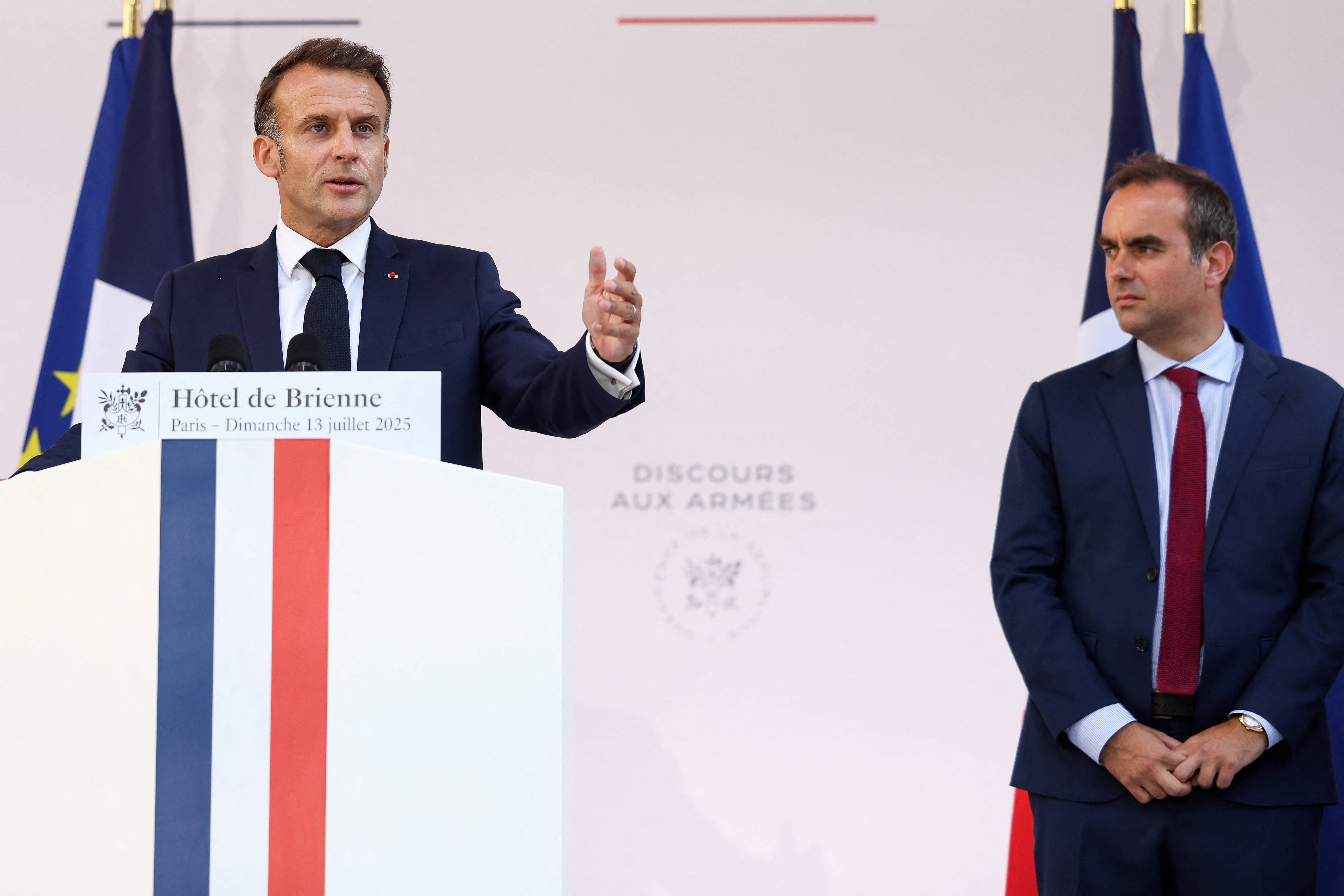 Frankreichs Präsident Macron an einem Rednerpult, neben ihm steht der Premierminister Lecornu