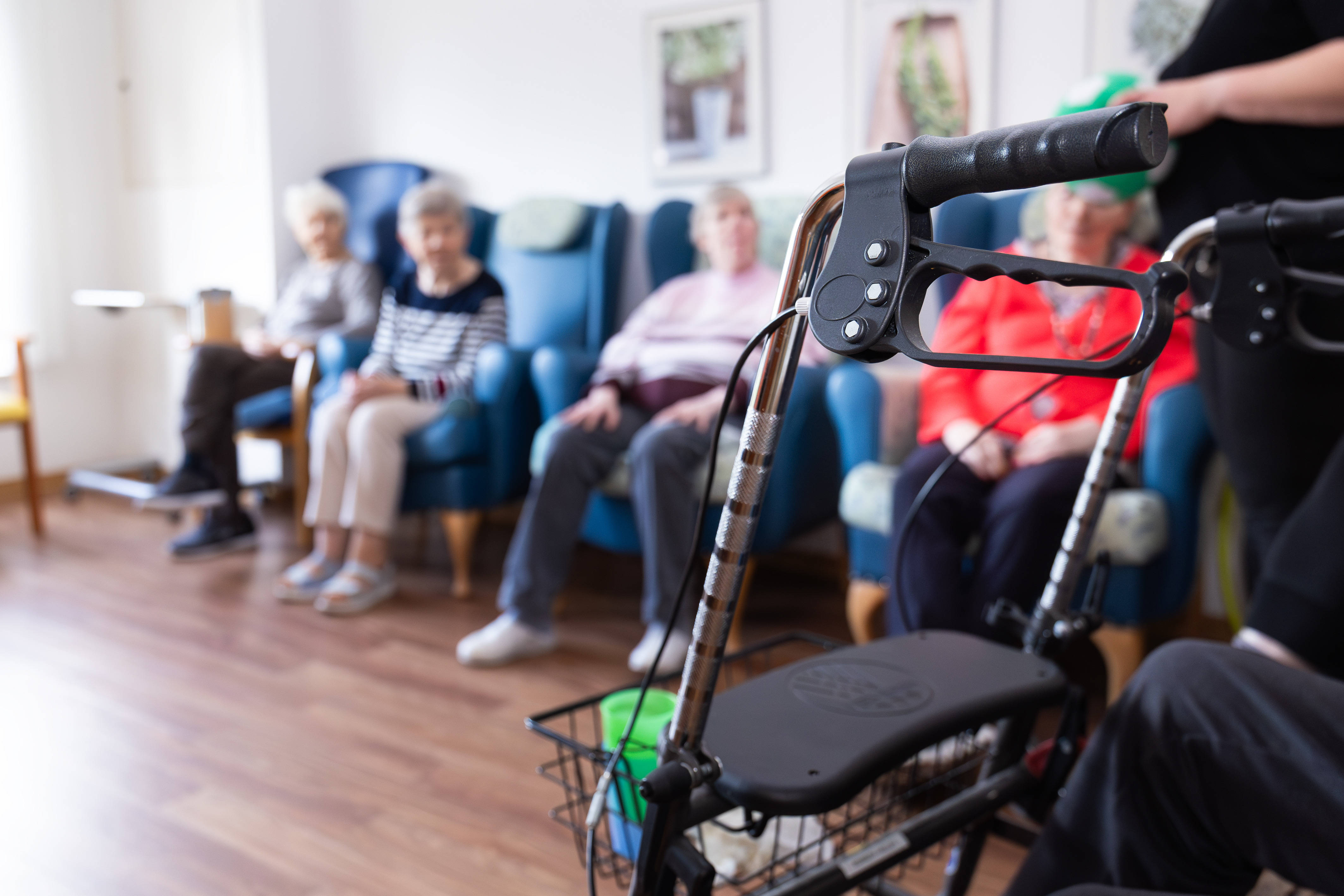 Seniorinnen in einem Aufenthaltsraum eines Altenheims