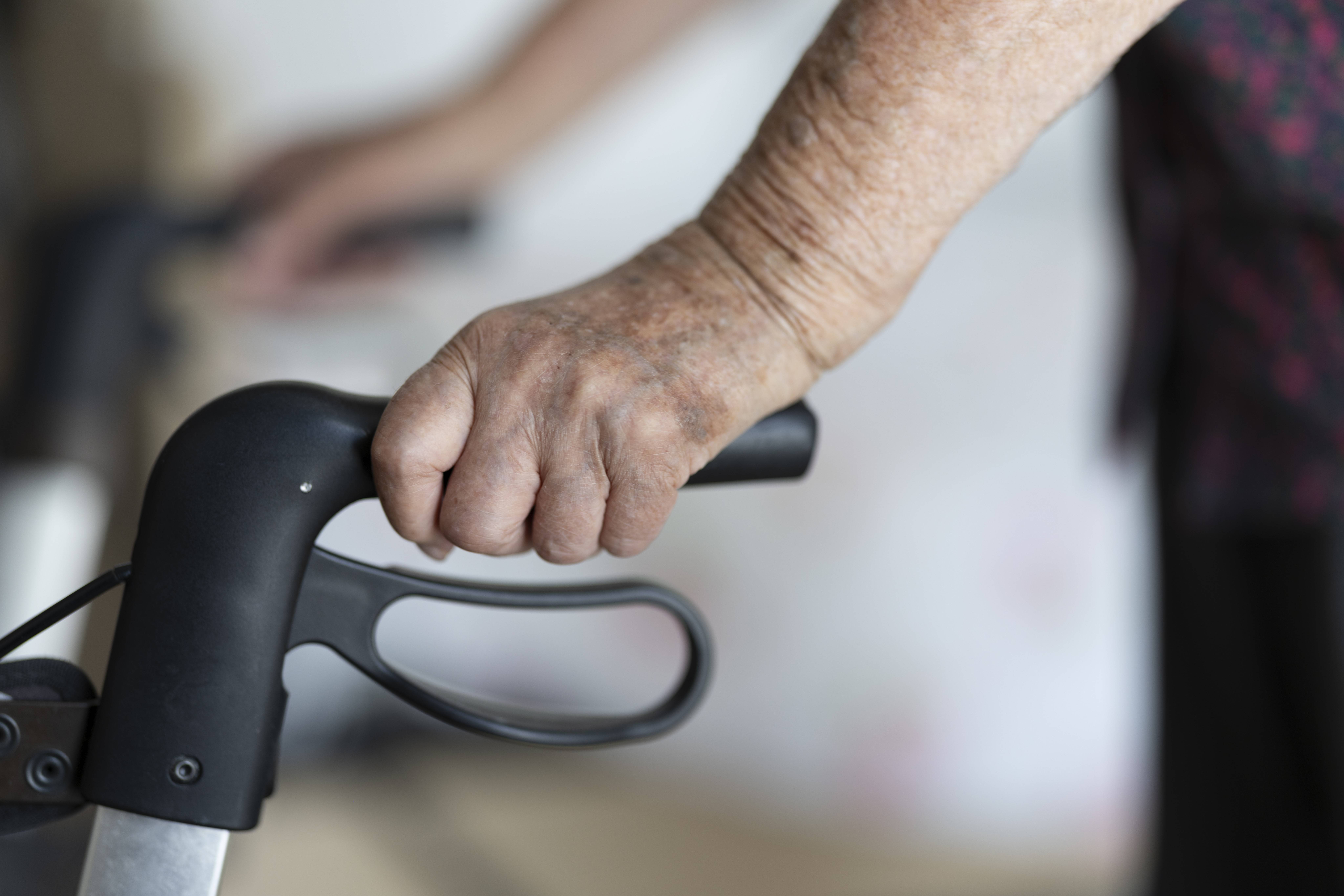 Ein Senior mit Rollator in einem Pflegeheim