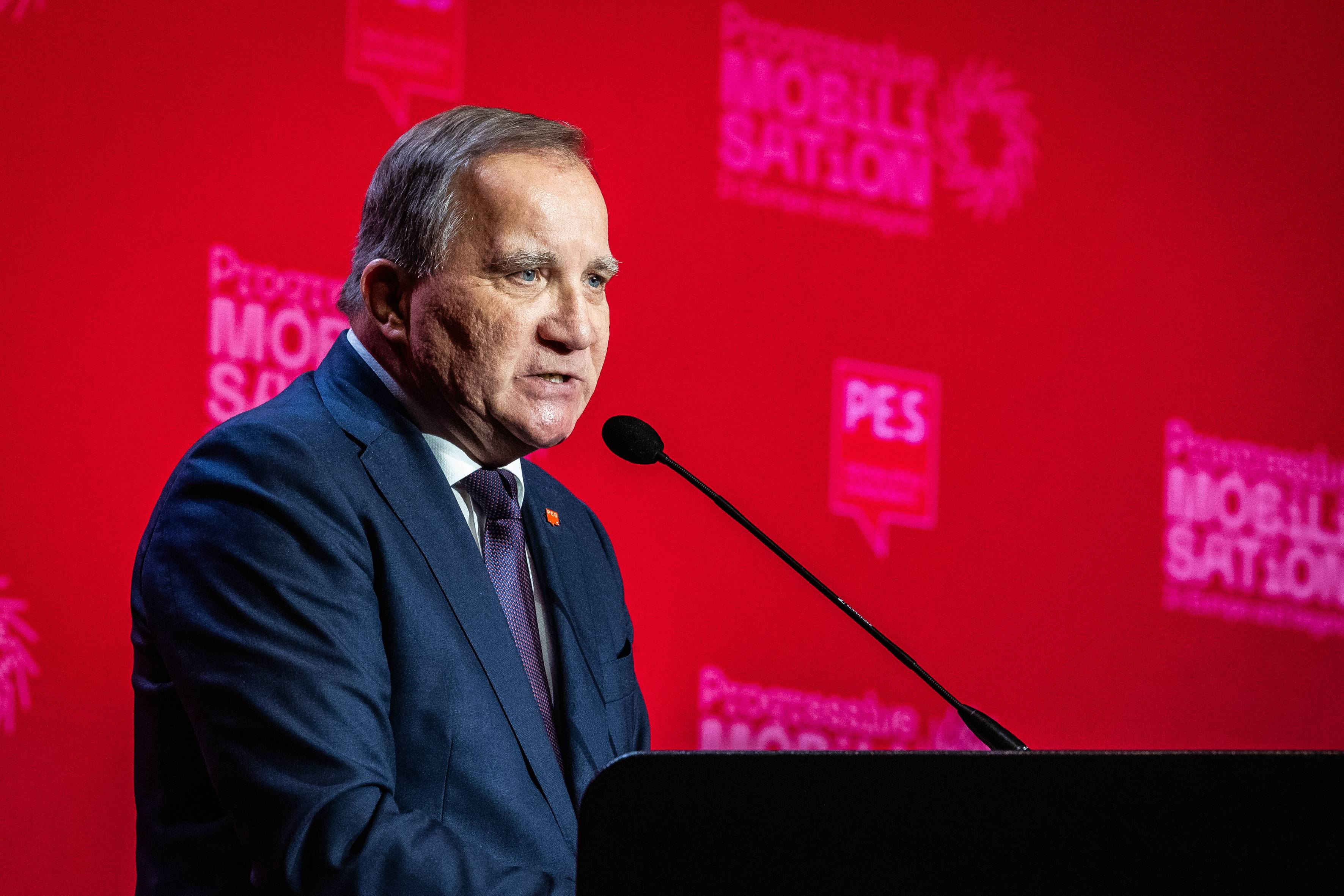 SPE-Präsident Stefan Löfven am Redepult vor roten Hintergrund mit dem Logo der SPE