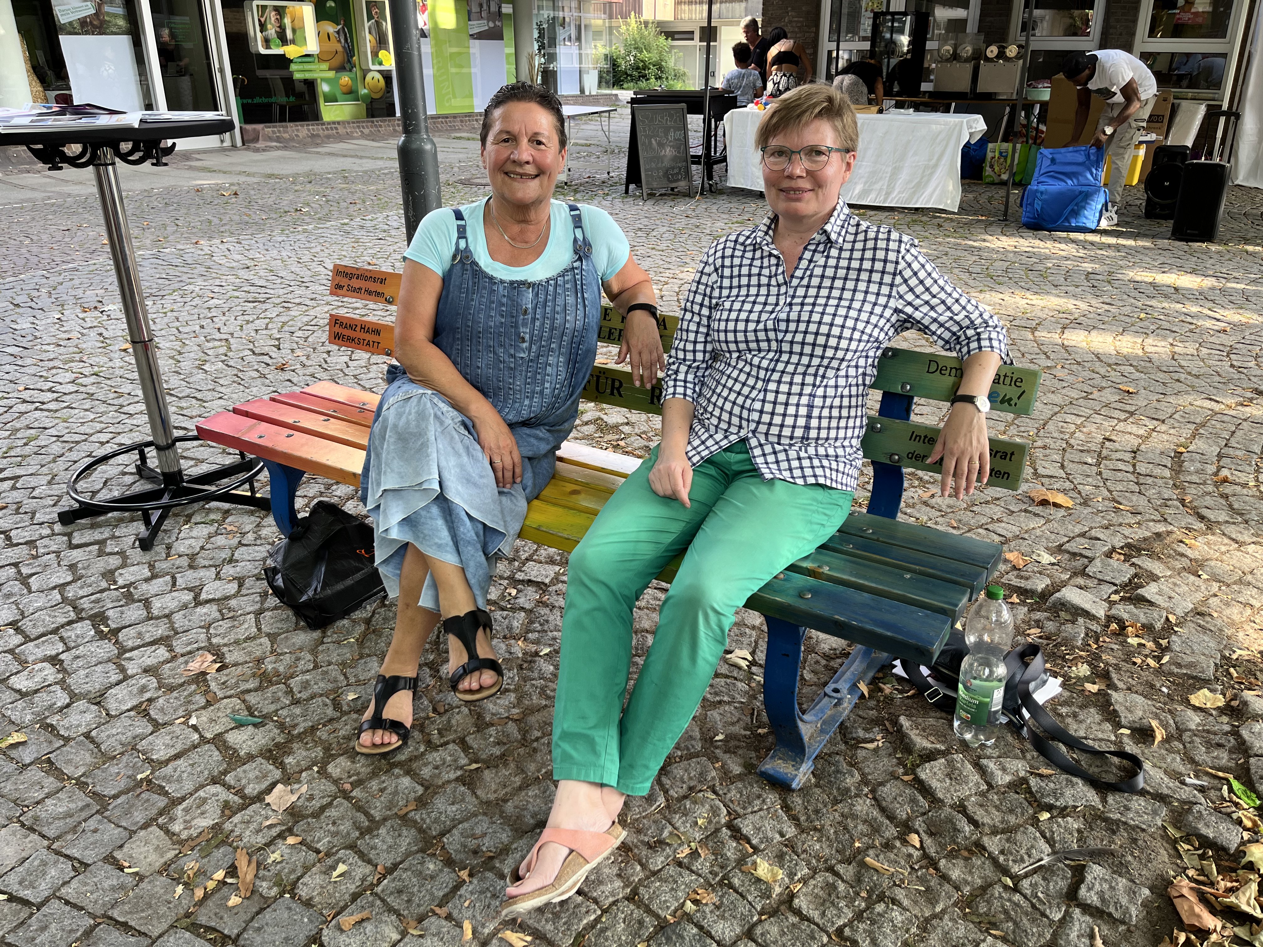 Initiatorin Munevera Ackermann (l.) und die SPD-Fraktionsvorsitzende Babette Nieder auf der Wanderbank in Herten