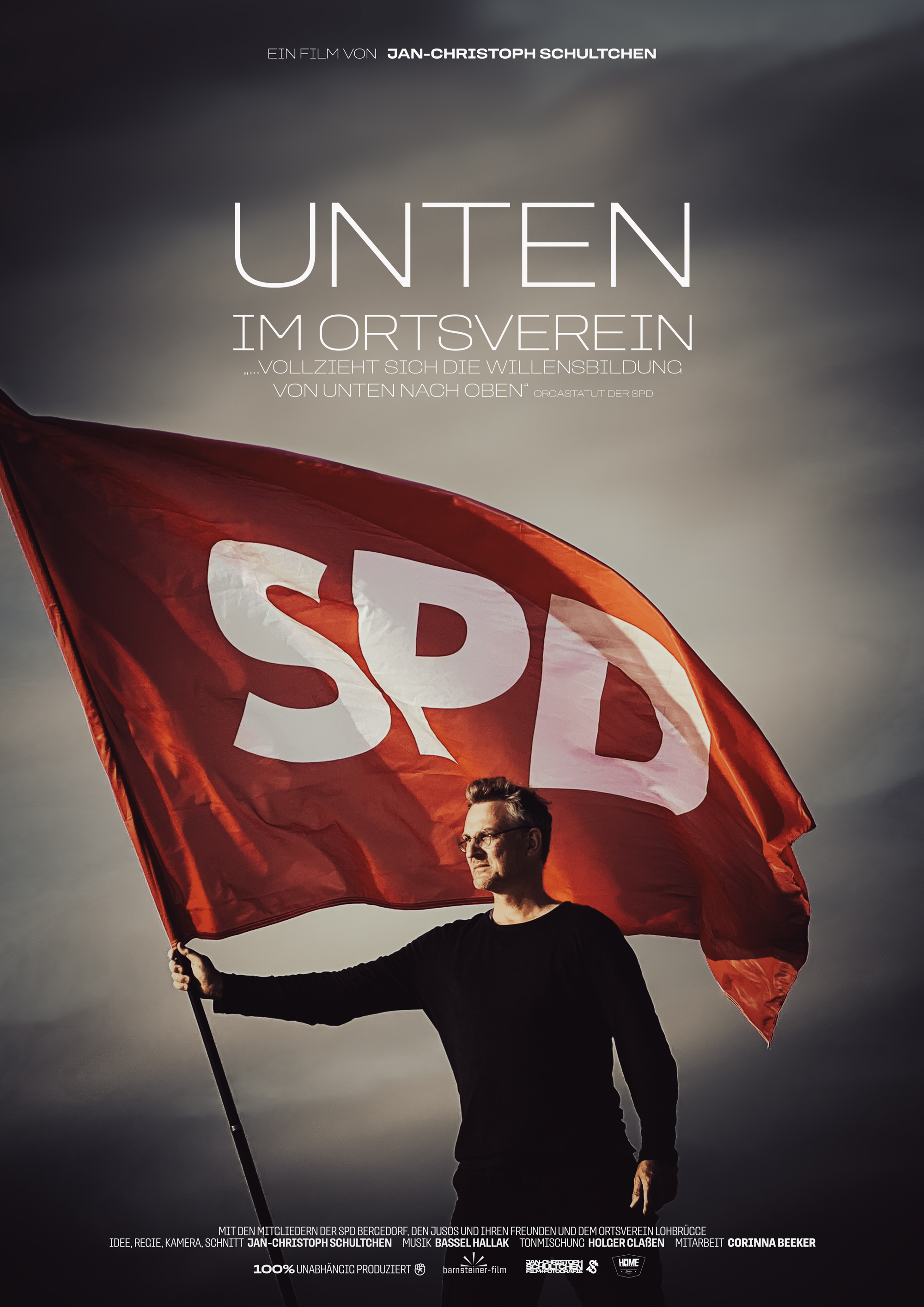 Filmplakat "unten": Ein Mann im schwarzen Pullover hält eine wehende SPD-Fahne und blickt nach links.