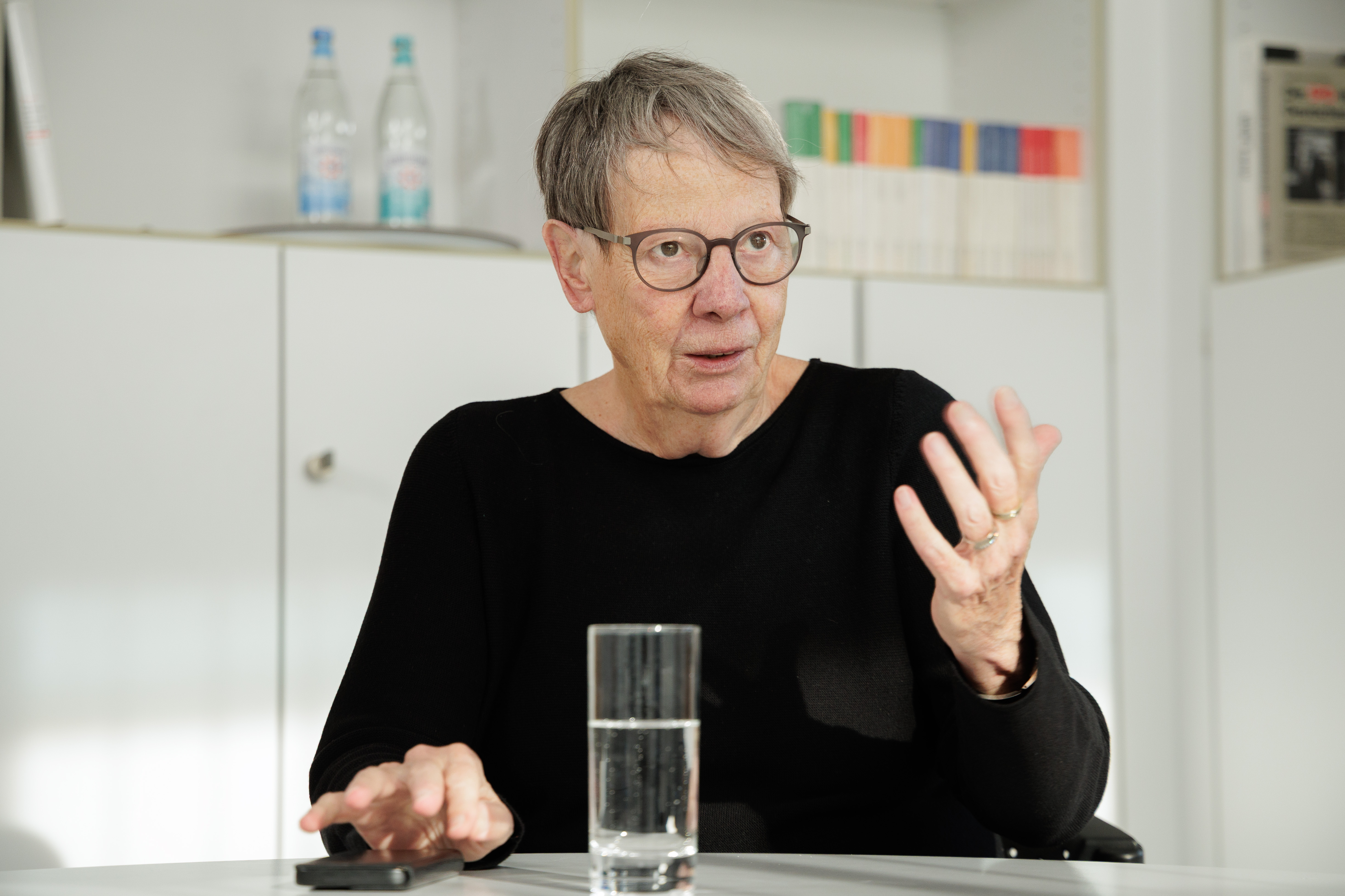 Barbara Hendricks gestikulierend im Gespräch