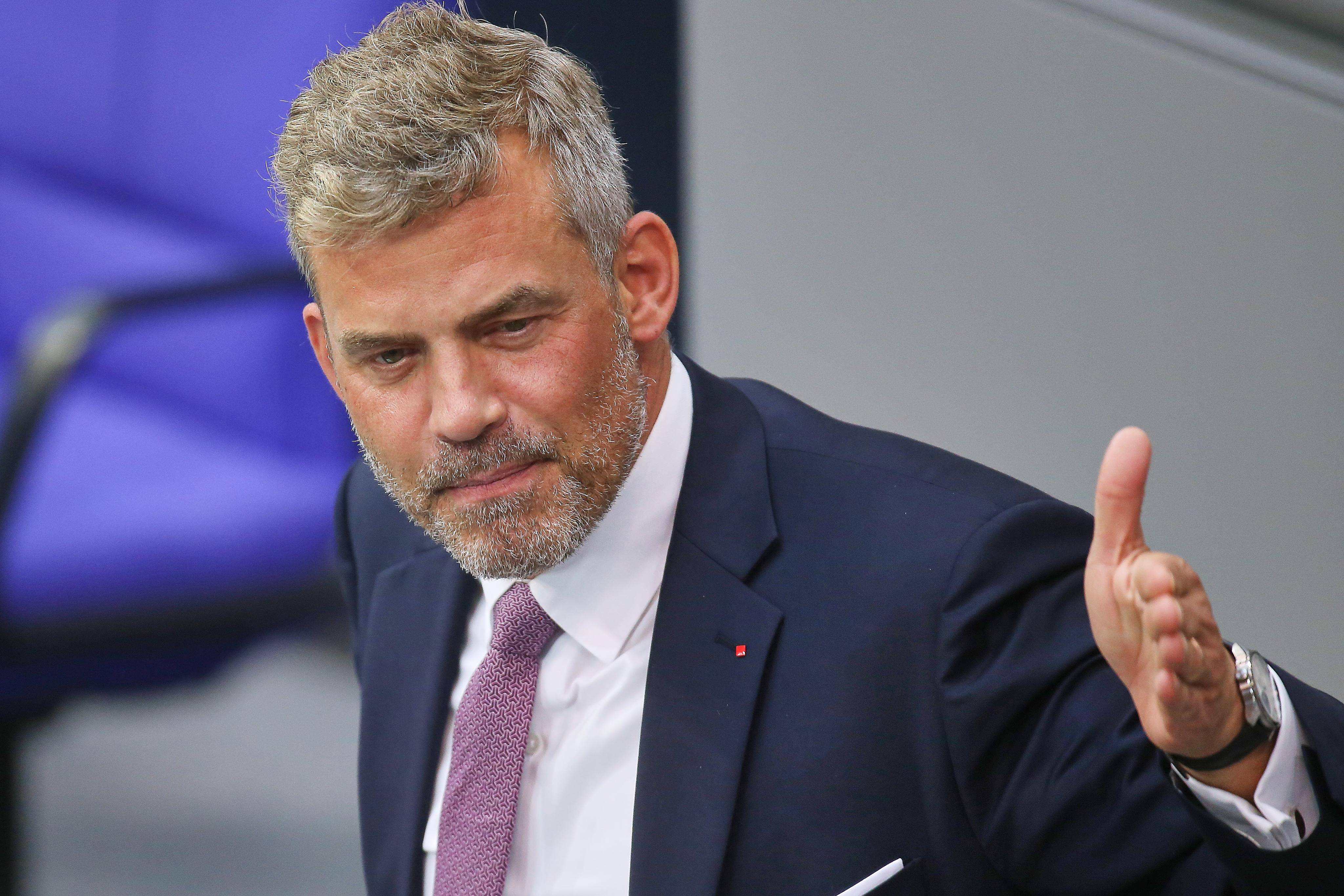 SPD-Politiker Falko Droßmann am Redepult im Bundestag, aufgenommen von der Seite