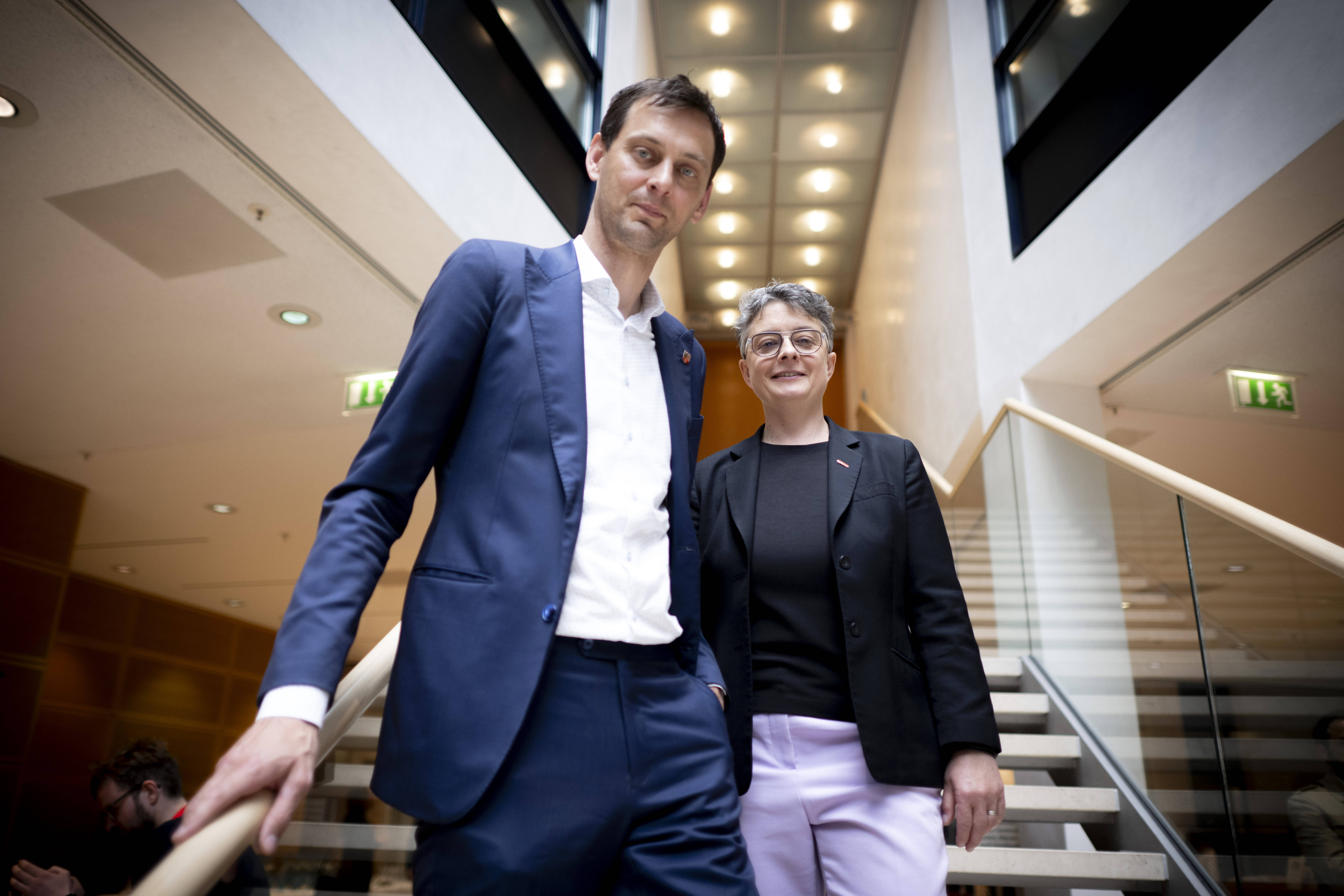 Martin Hikel und Nicola Böcker-Böcker-Giannini stehen auf einer Treppe.