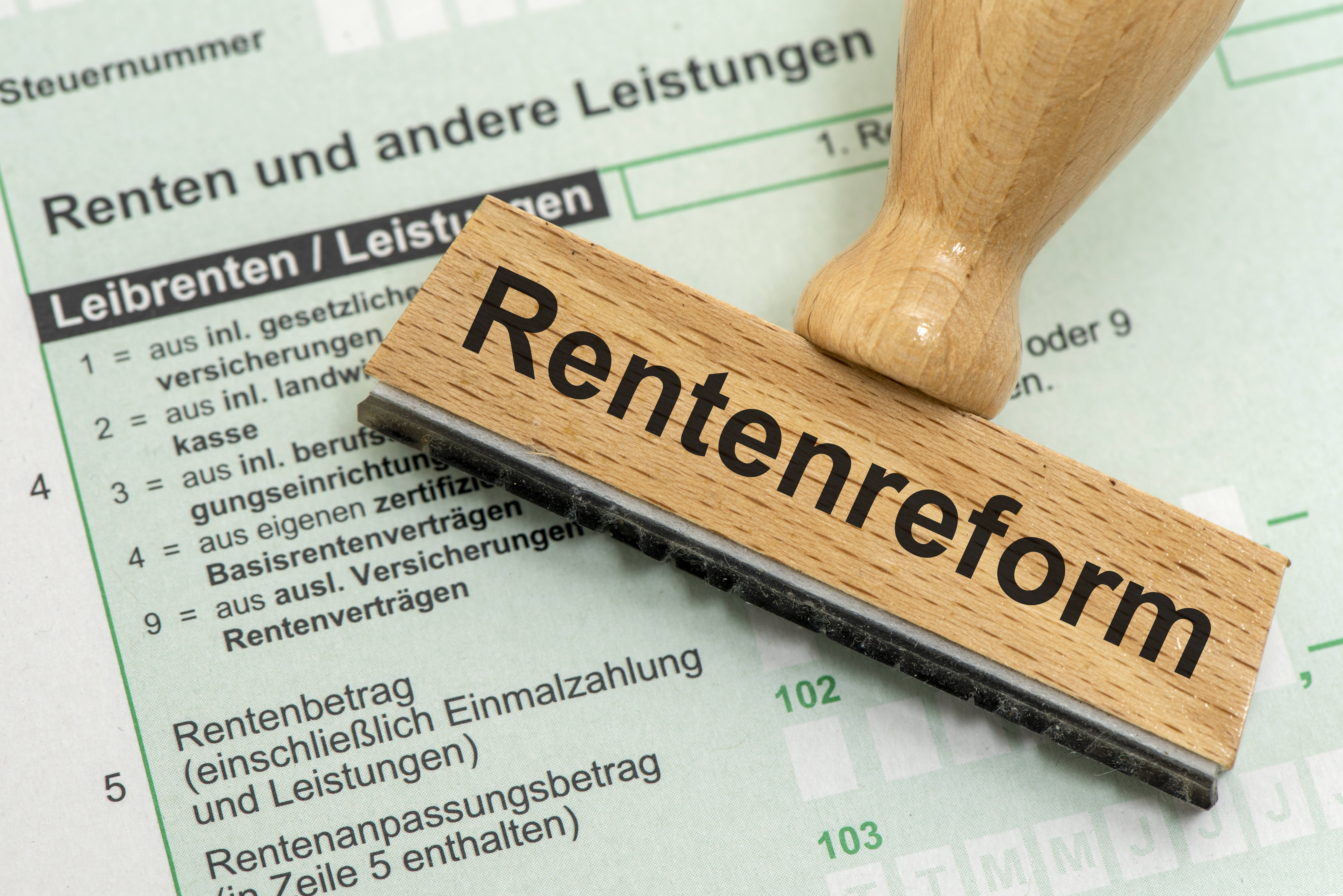 Stempel mit der Aufschrift "Rentenreform" liegt auf einem Antragsformular.