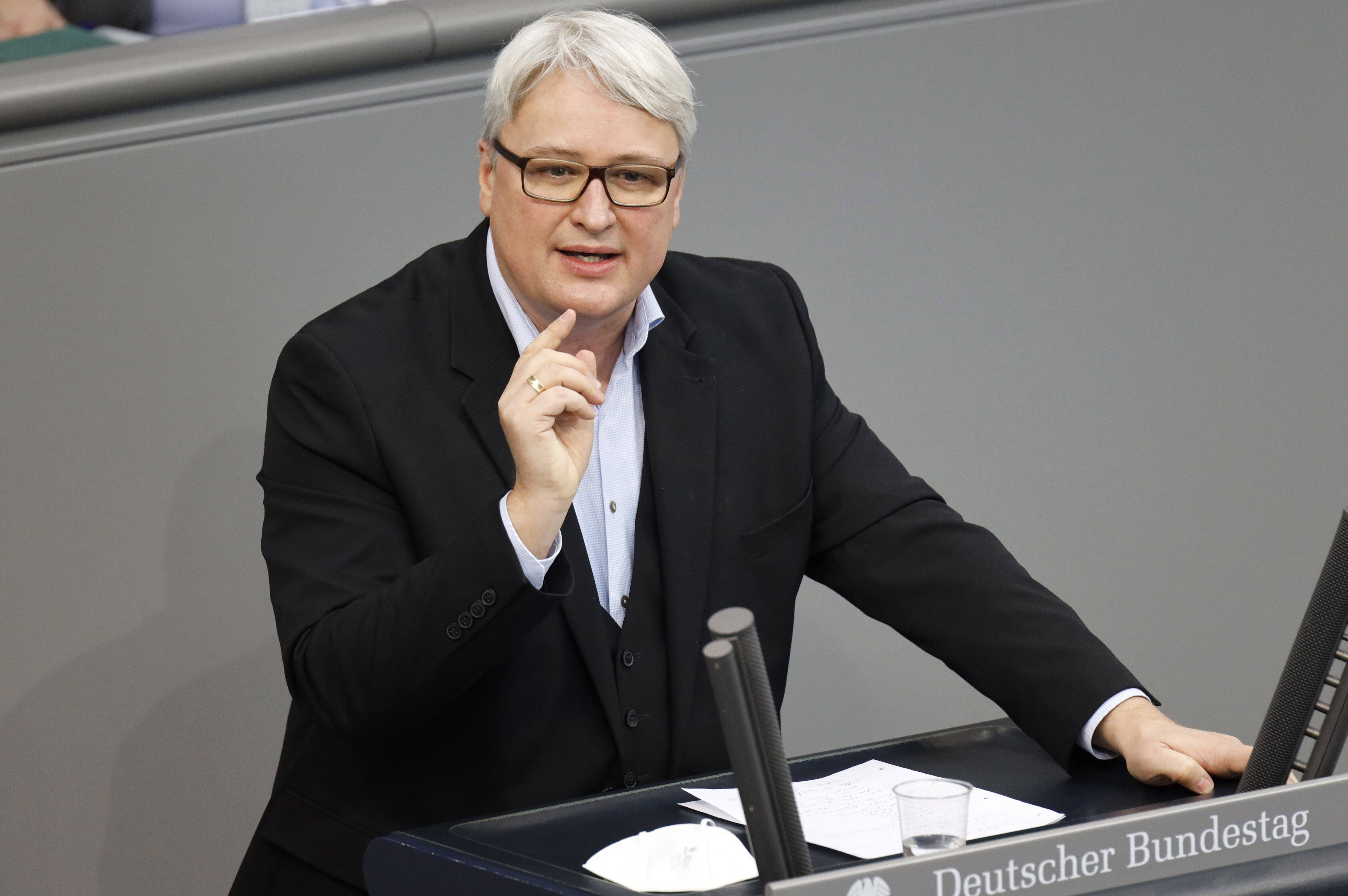 Der designierte Präsident der Bundeszentrale für politische Bildung mit erhobenem rechtem Zeigefinger an einem Redepult