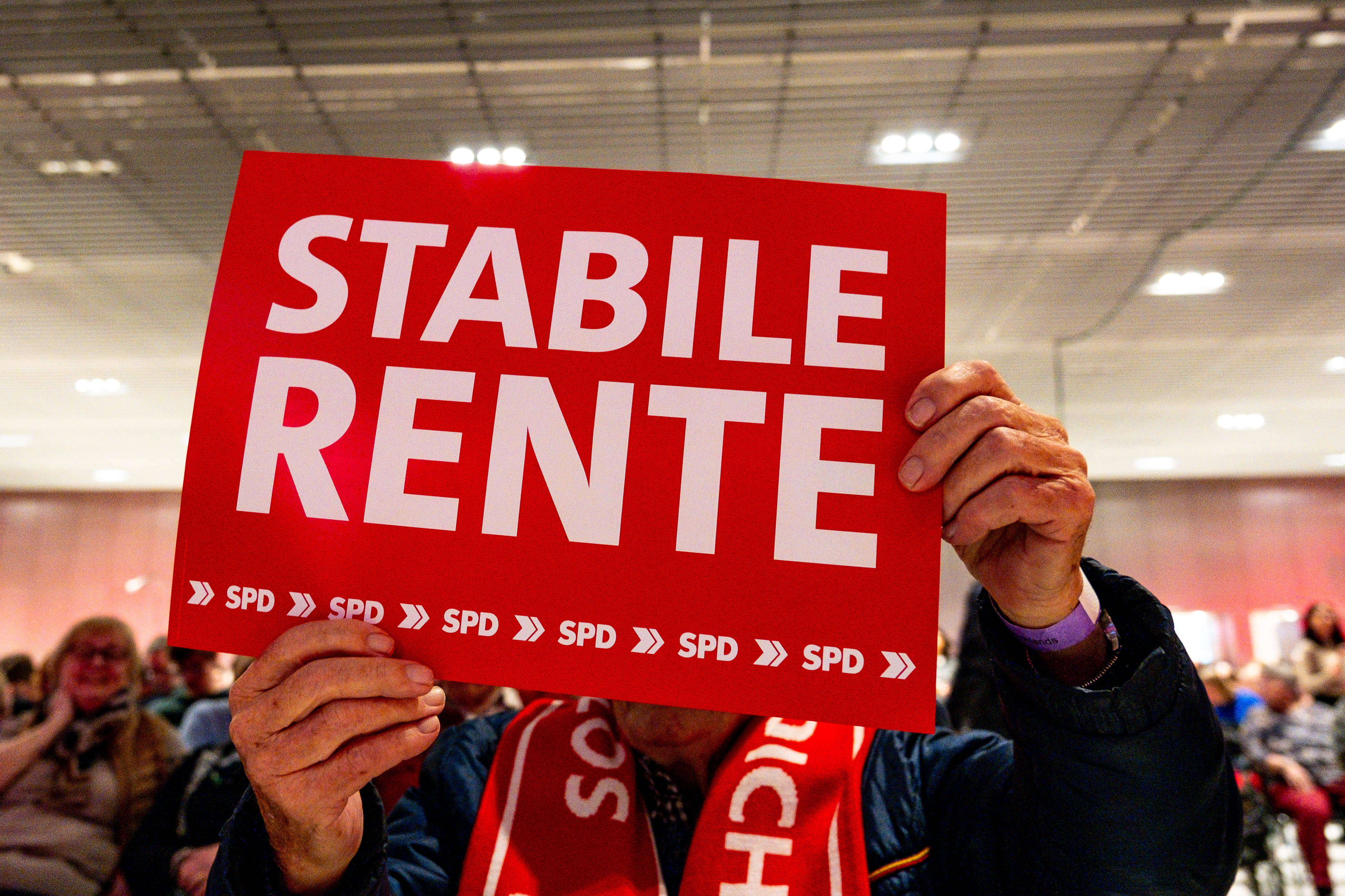 Jemand hält ein SPD-Schild mit der Aufschrift "Stabile Rente".