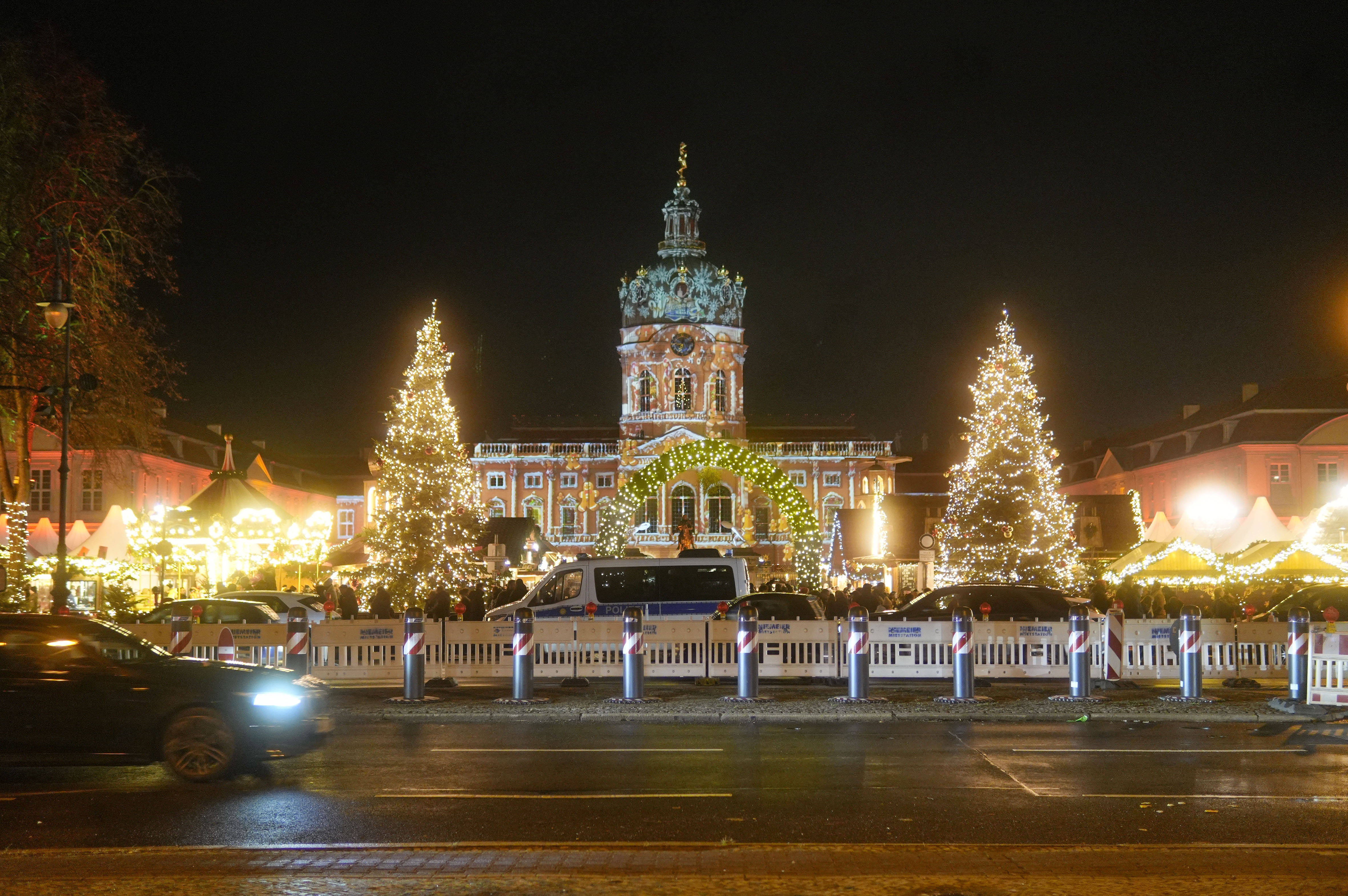 Sicherheit geht vor: Absperrungen vor dem Weihnachtsmarkt am Berliner Schloss Charlottenburg