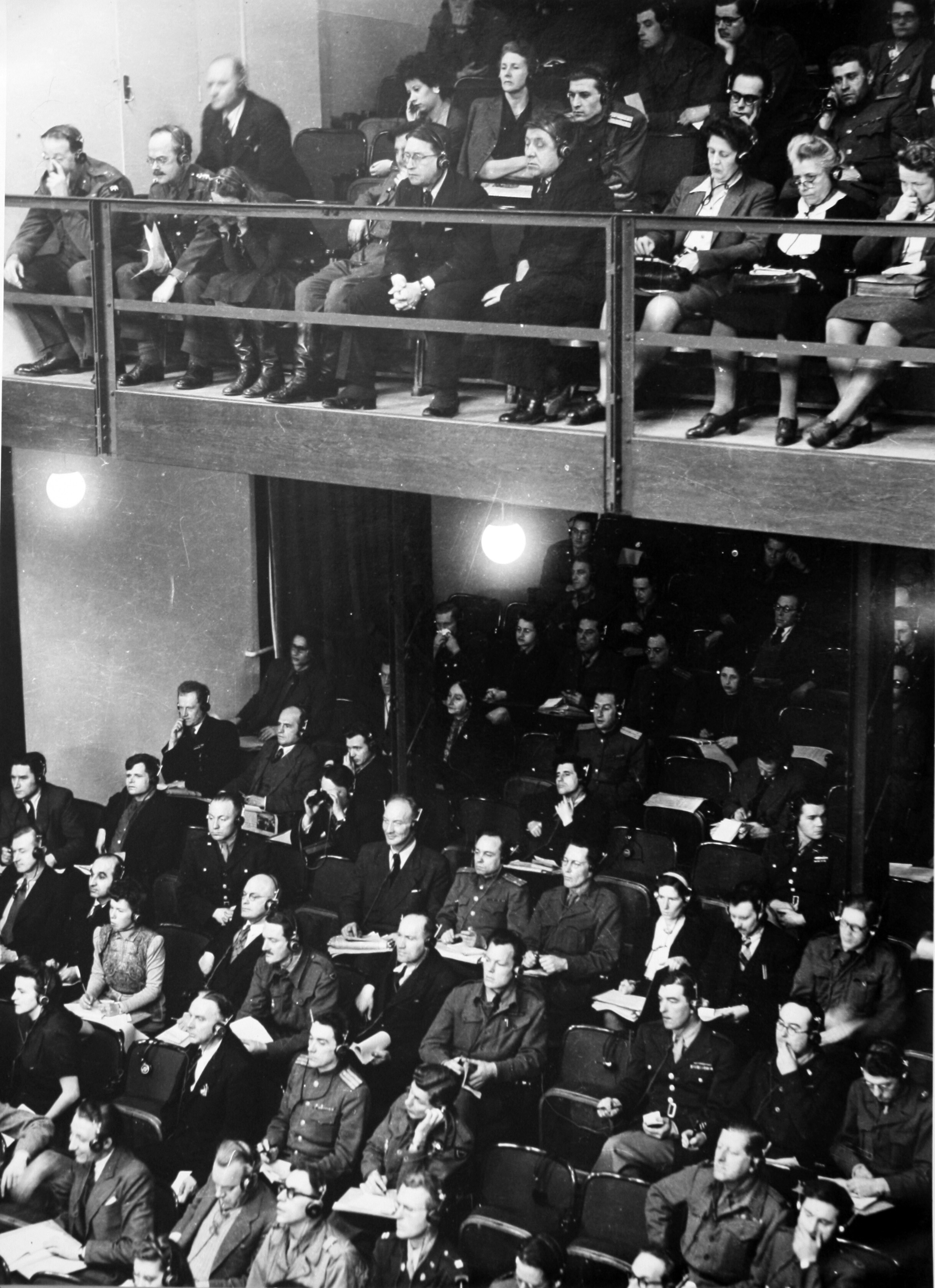 Schwarz-weiß-Aufnahme der Pressetribüne bei den Nürnberger Prozessen