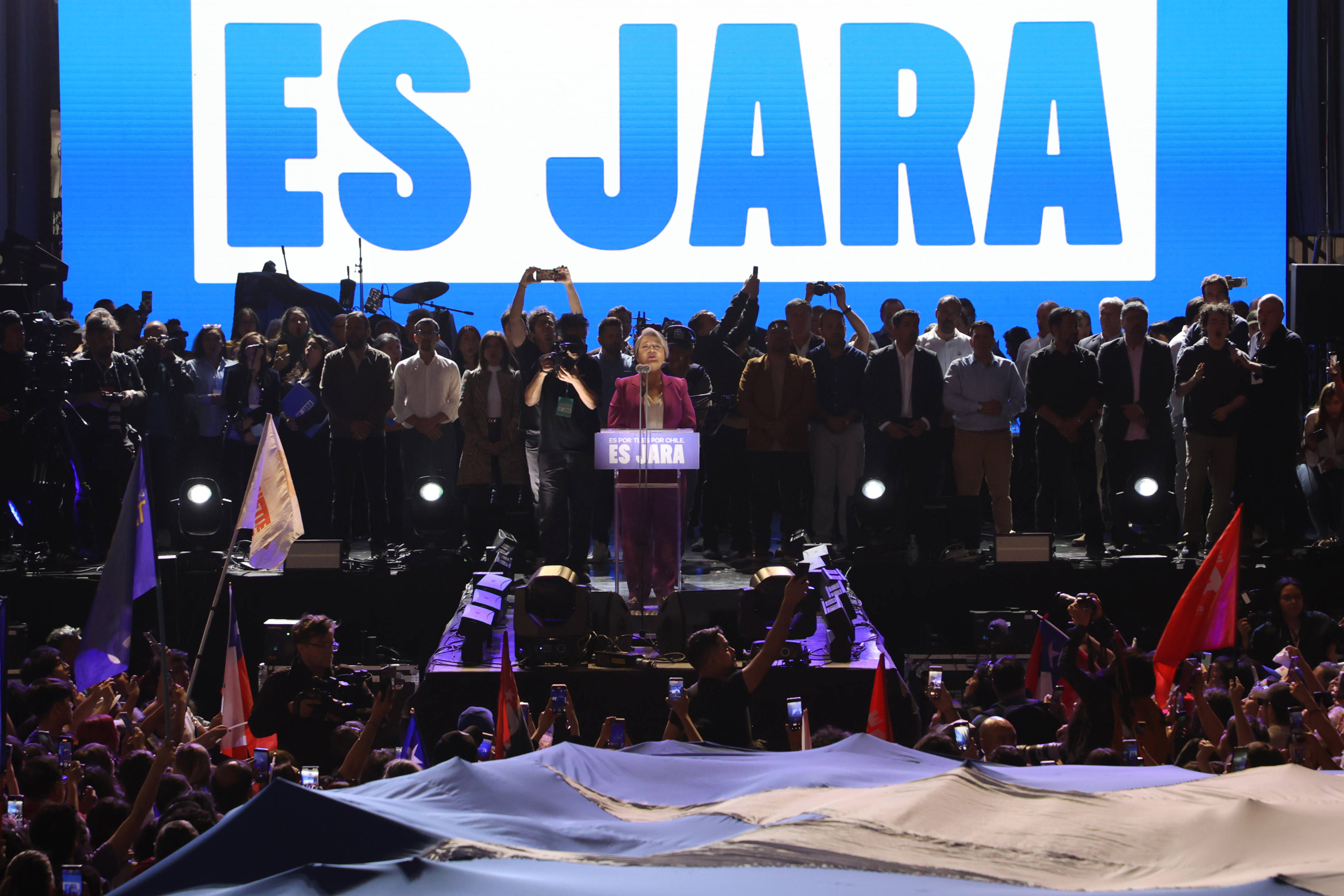 Präsidentschaftskandidatin Jeannette Jaras tritt vor ihrem Publikum auf.