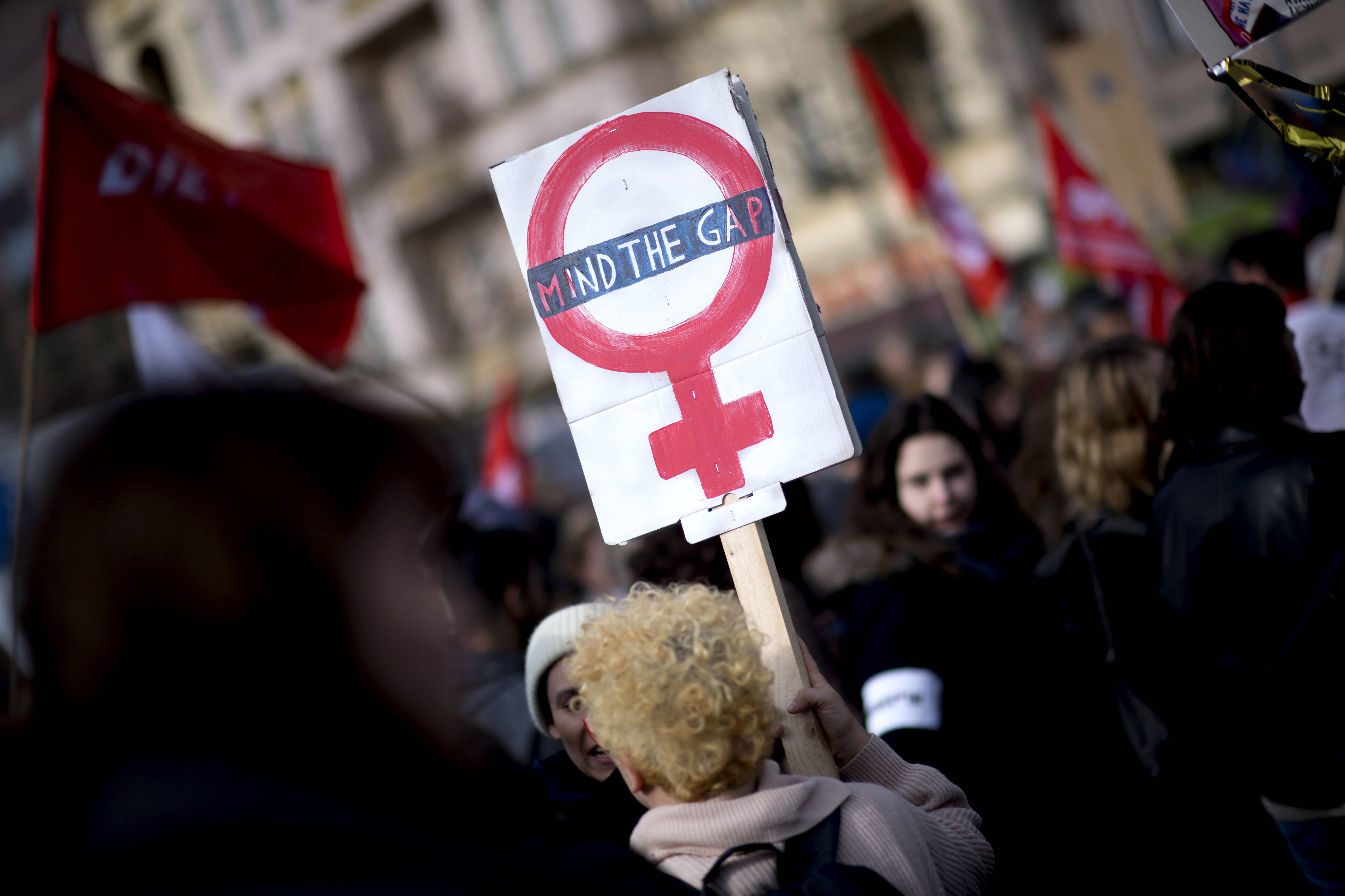 Plakat mit der Aufschrift: Mind the Gap und Freunzeichen