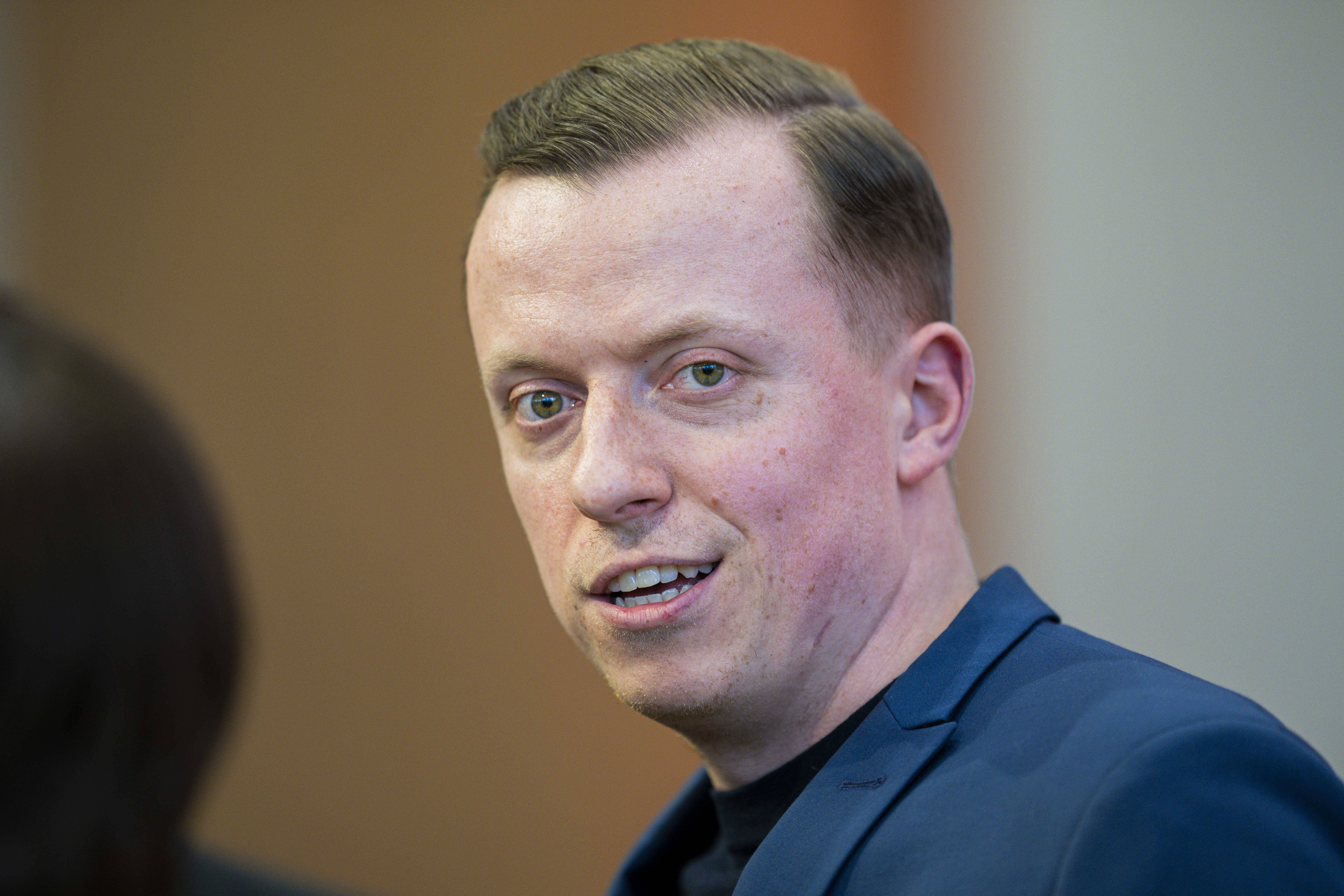 Porträt des SPD-Bundestagsabgeordneten Adis Ahmetovic