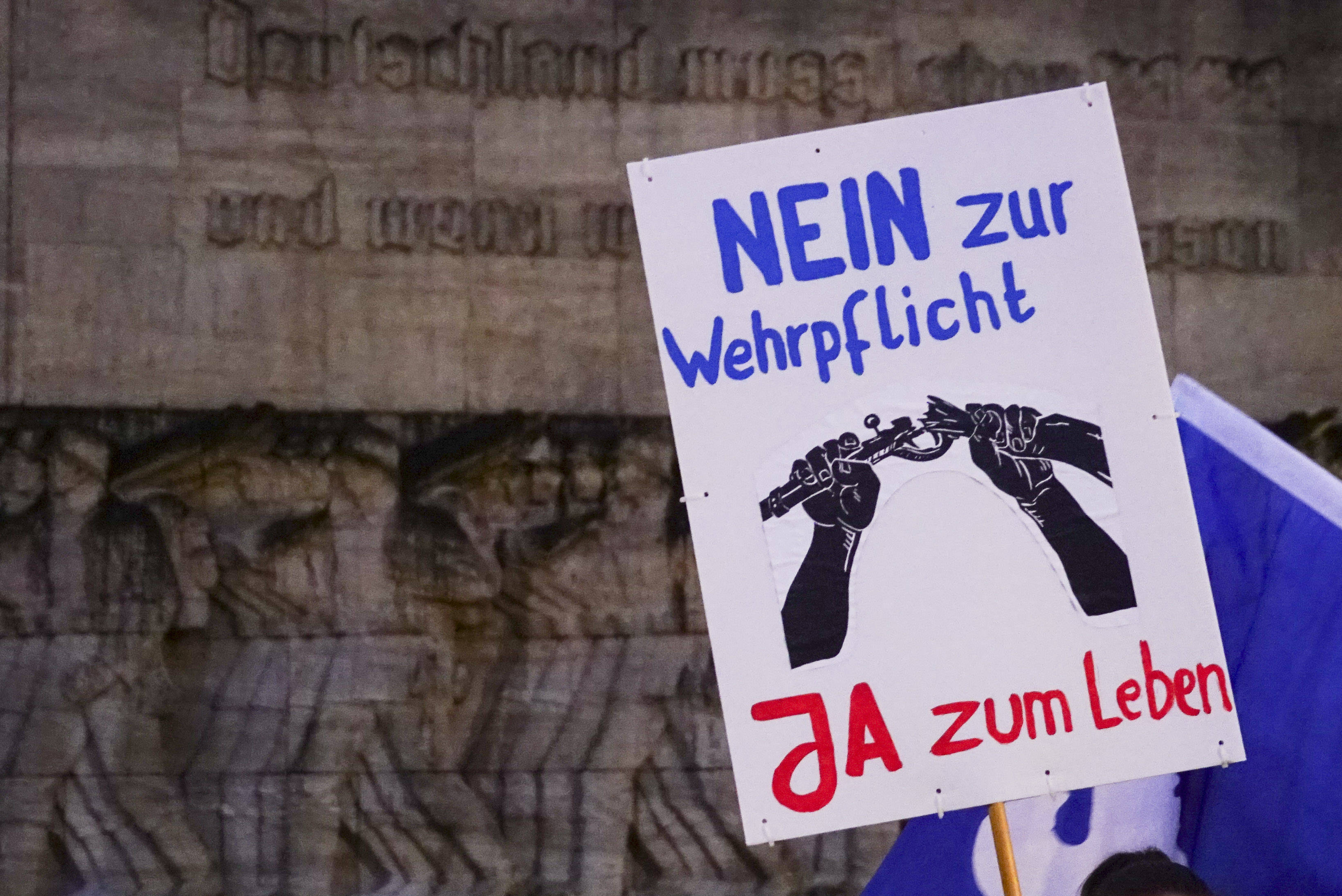 Schild mit der Aufschrift "Nein zur Wehrpflicht. Ja zum Leben" bei einer Demonstration
