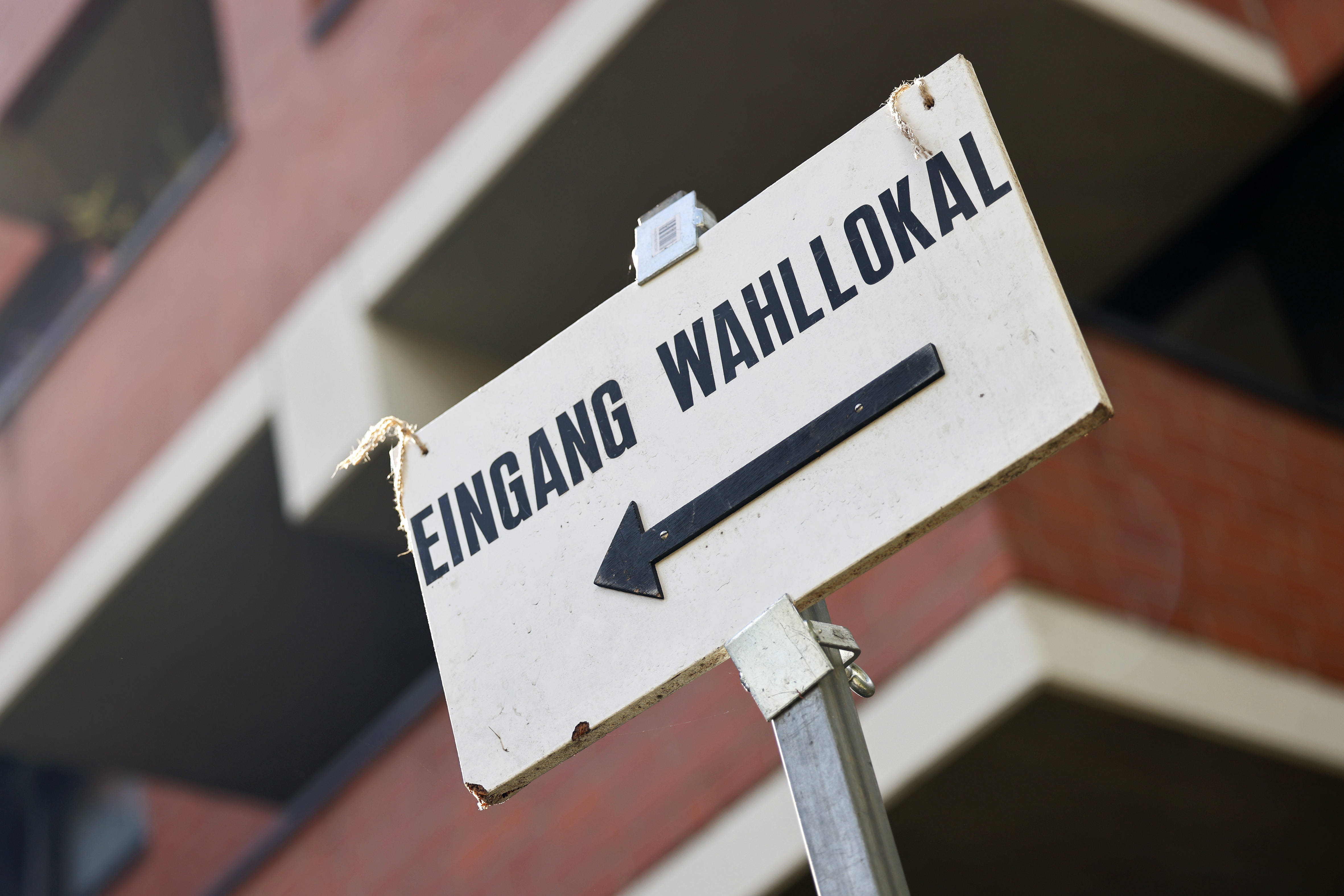 Wegweiser mit der Aufschrift "Wahllokal"