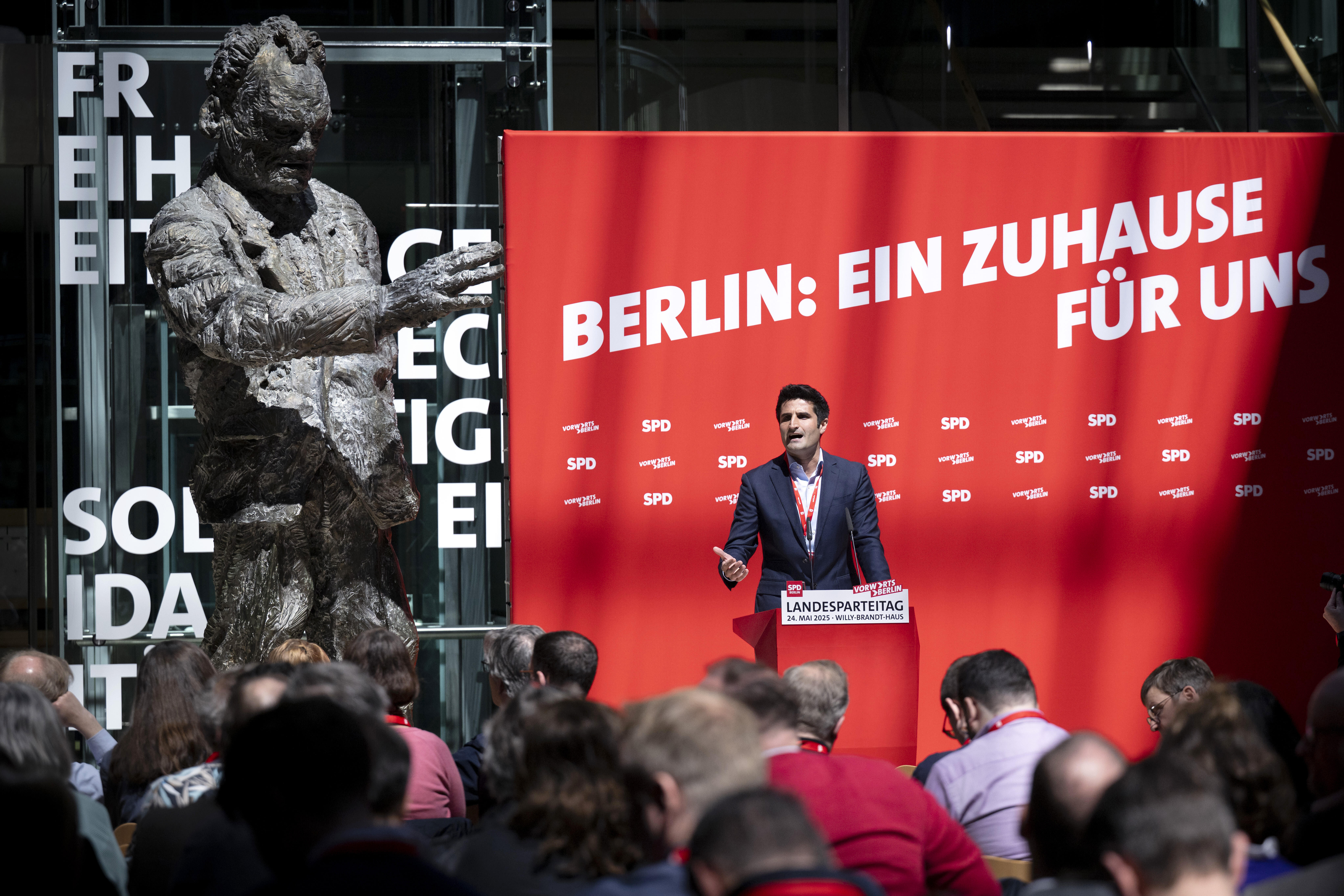 Kian Niroomand auf dem Landesparteitag der SPD Berlin am Mai 2025