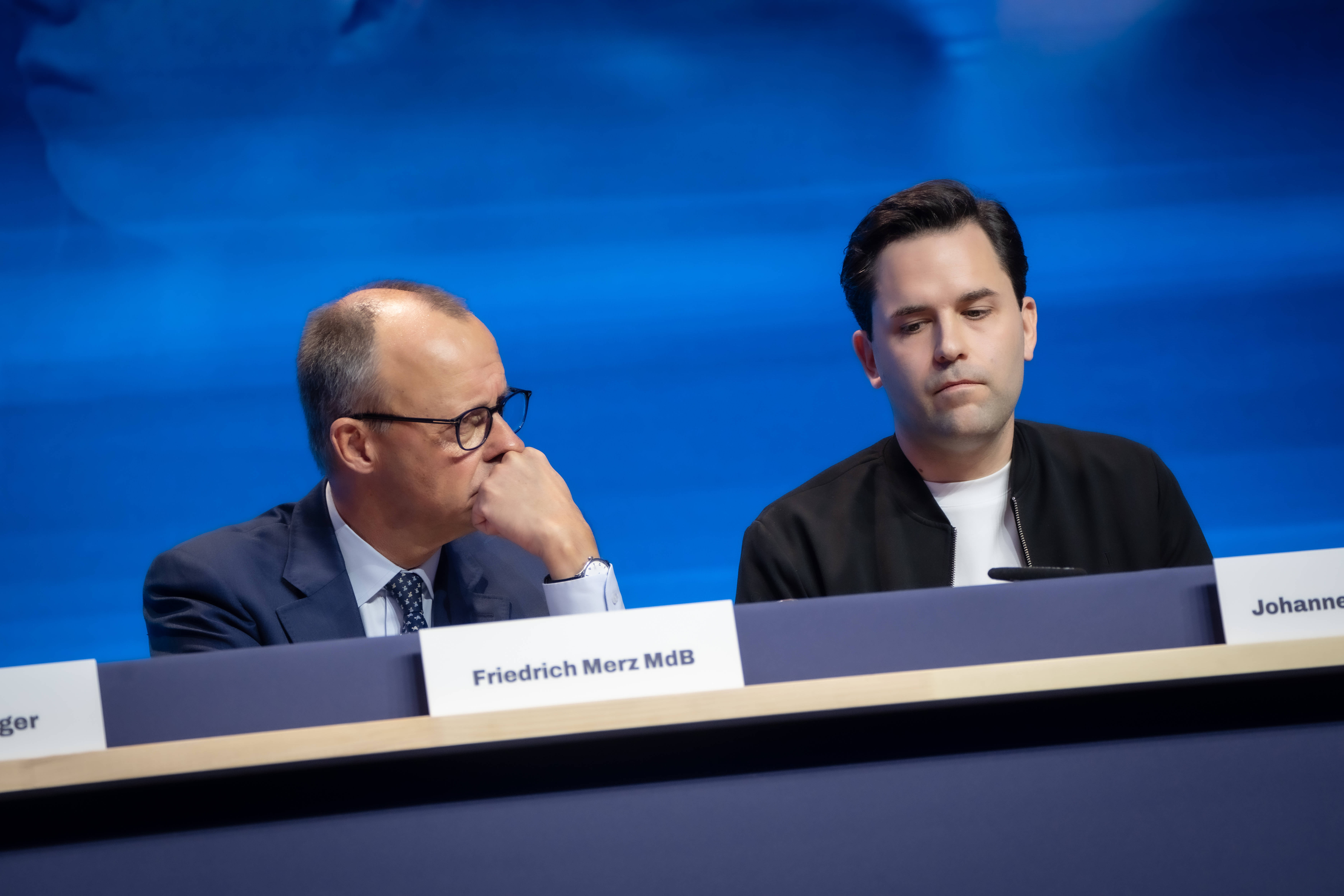 Betretene Gesichter auf dem Deutschlandtag der Jungen Union am 15. November 2025: Bundeskanzler und CDU-Chef Friedrich Merz (l.) und JU-Chef Johannes Winkel