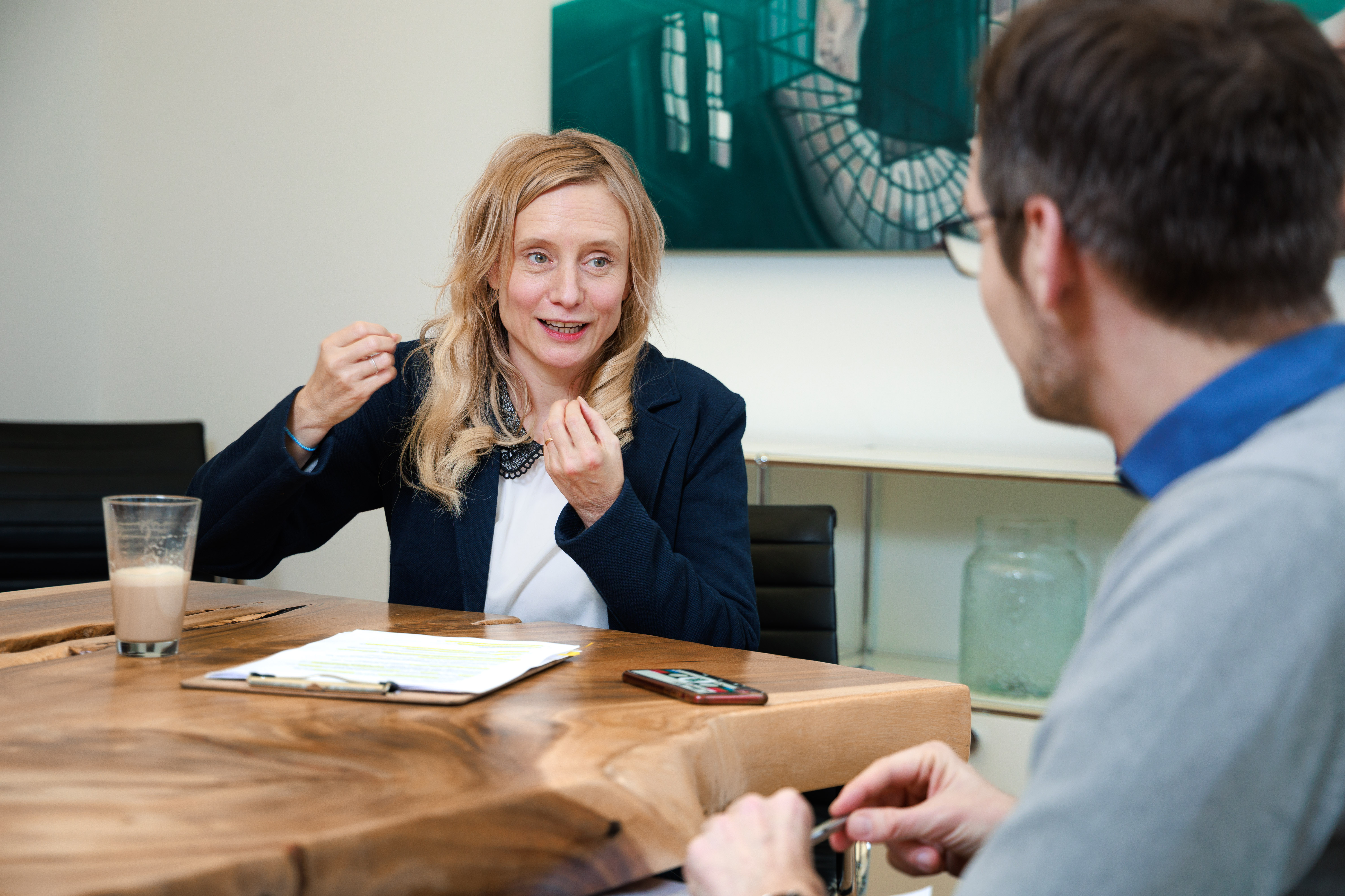 KI-Expertin Nora Heer in einer Gesprächssituation