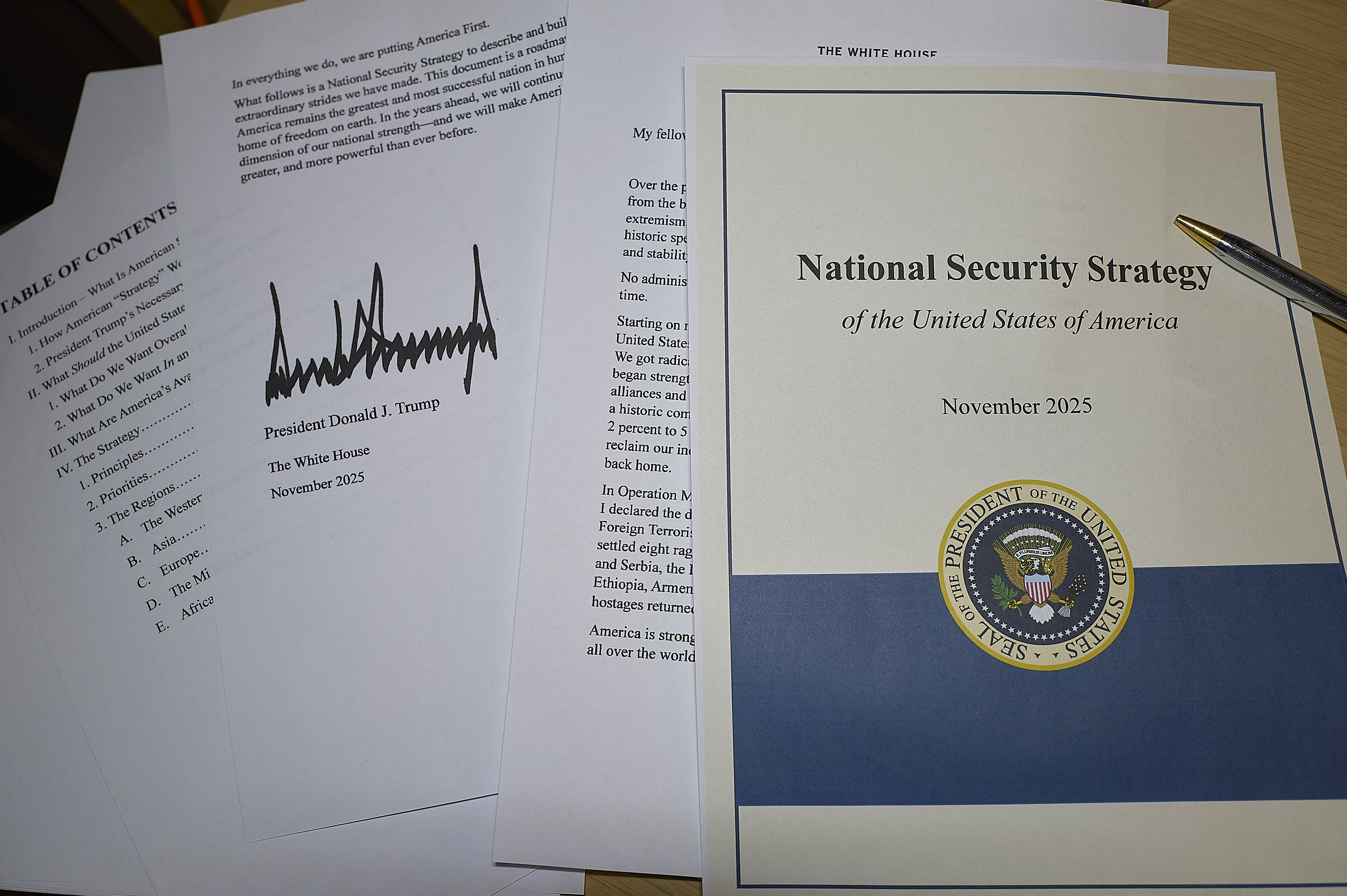 Deckblatt und einzelne Seiten der Nationalen Sicherheitsstrategie der USA