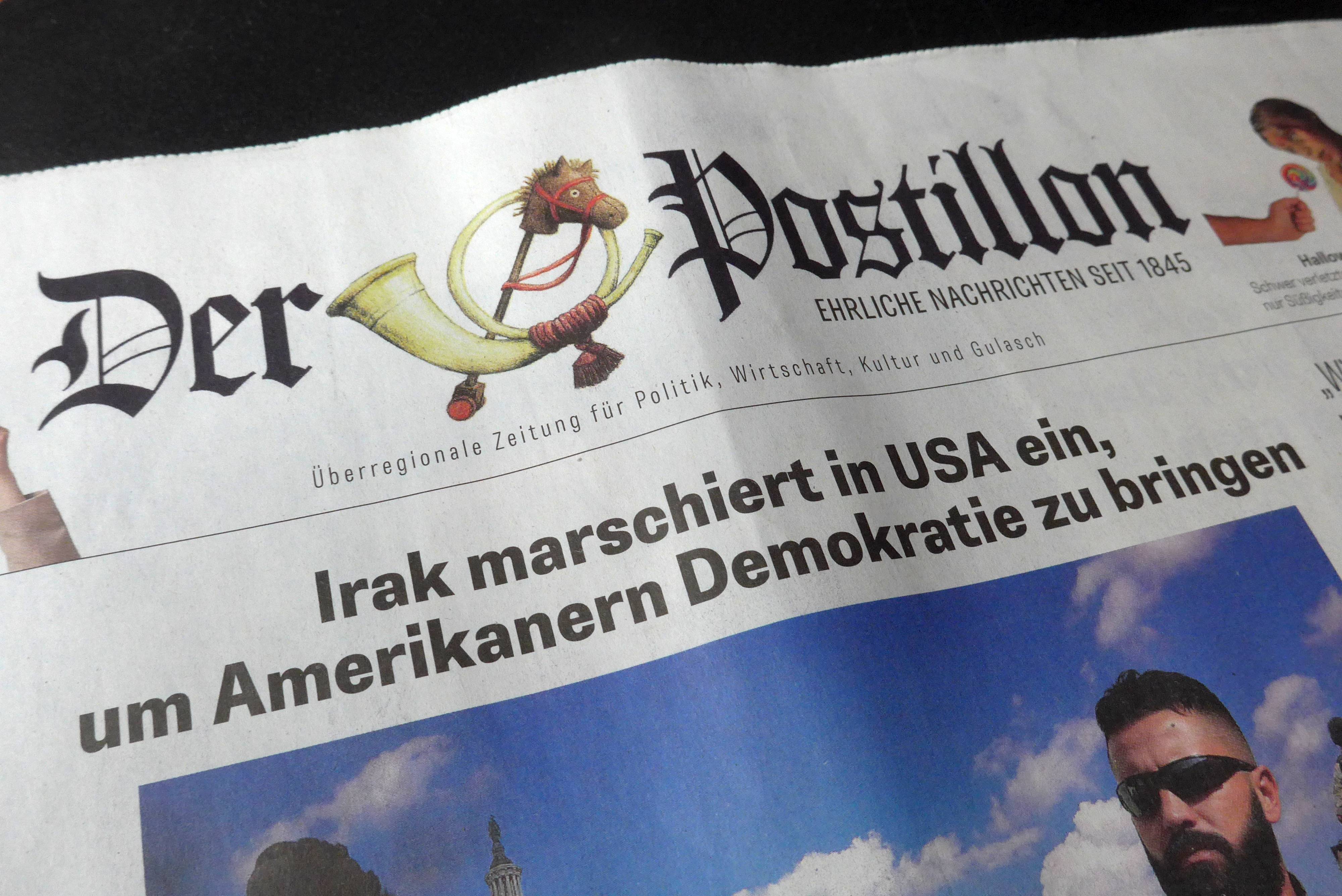 Titelseite der Satirezeitung "Der Postillon" mit der Schlagzeile "Irak marschiert in USA ein, um Amerikanern Demokratie zu bringen"