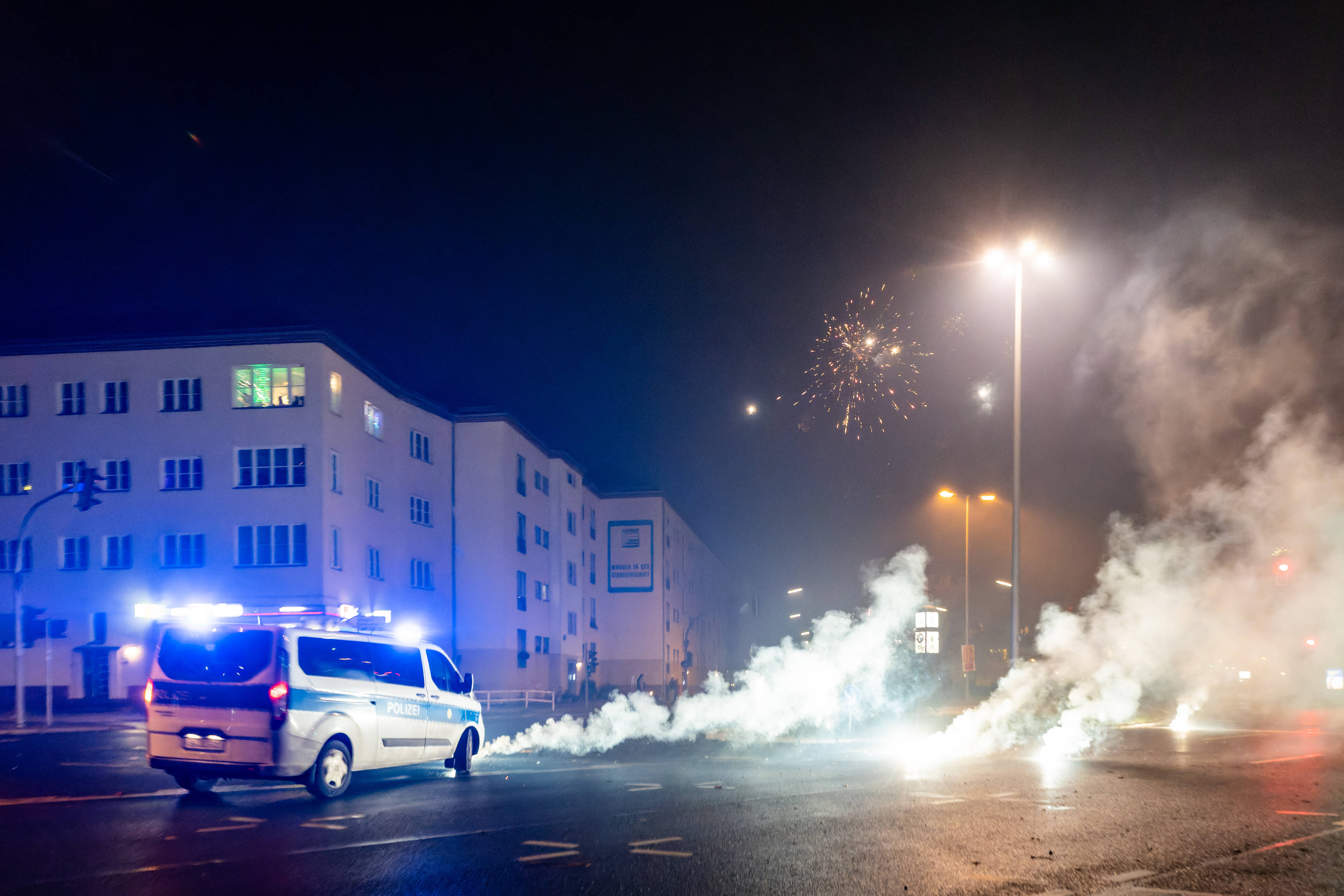 Ein Einsatzfahrzeug der Polizei wird zum Jahreswechsel in Berlin attackiert.