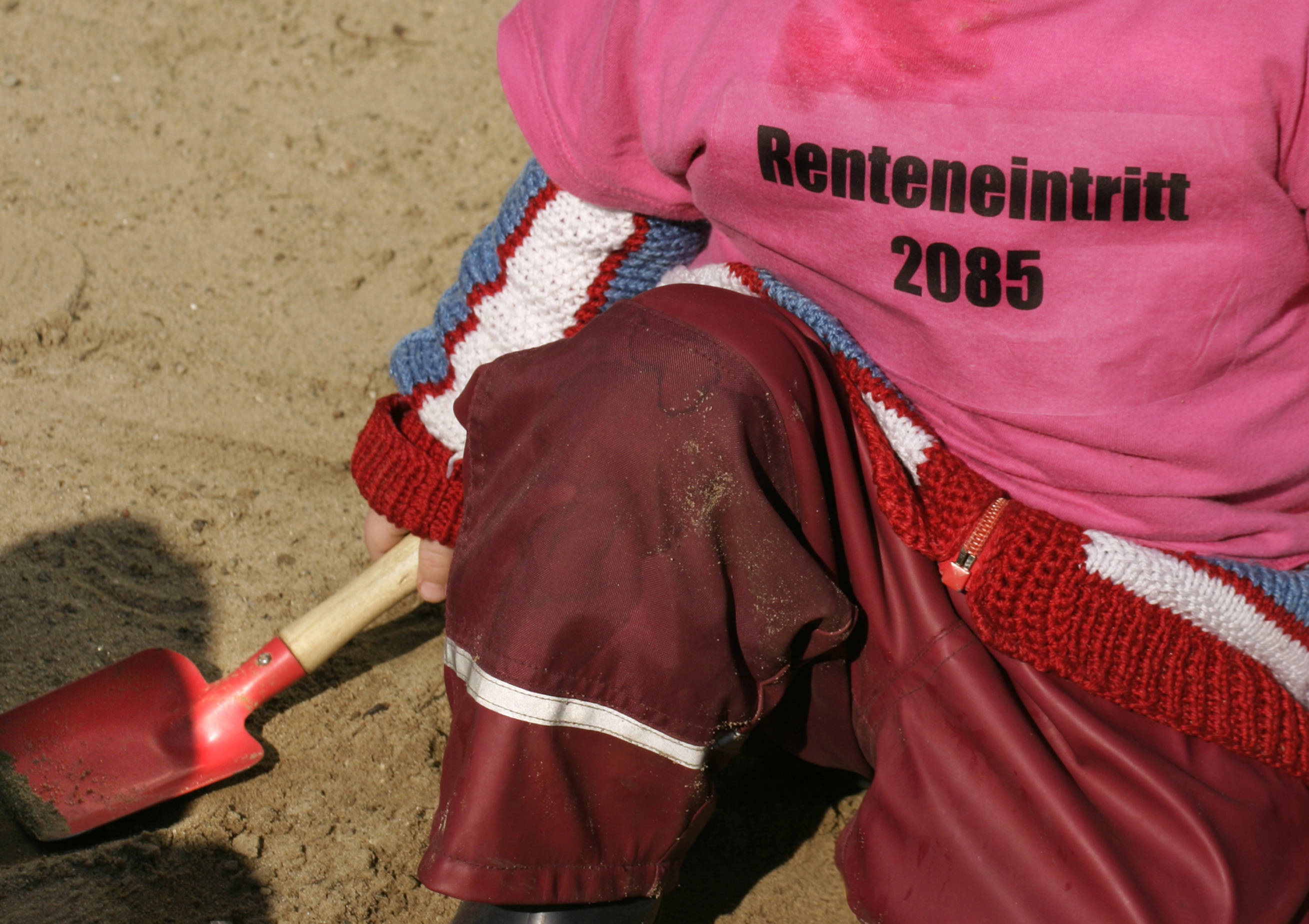 Kind mit der Aufschrift Renteneintritt 2085