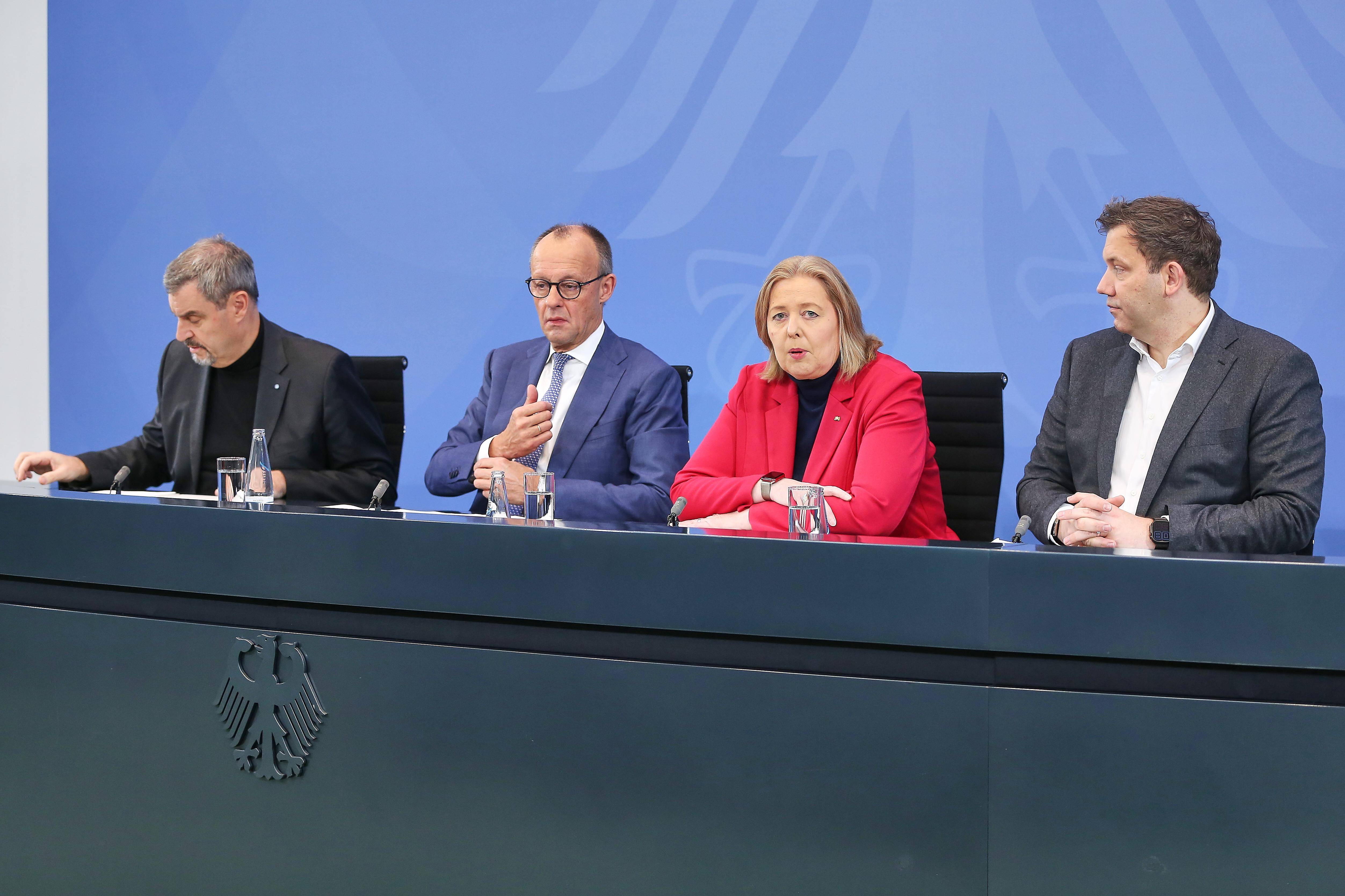 Die Spitzen von Union und SPD zeigen sich zufrieden mit den Ergebnissen des Koalitionsausschusses (v.l.): Markus Söder, Friedrich Merz, Bärbel Bas, Lars Klingbeil