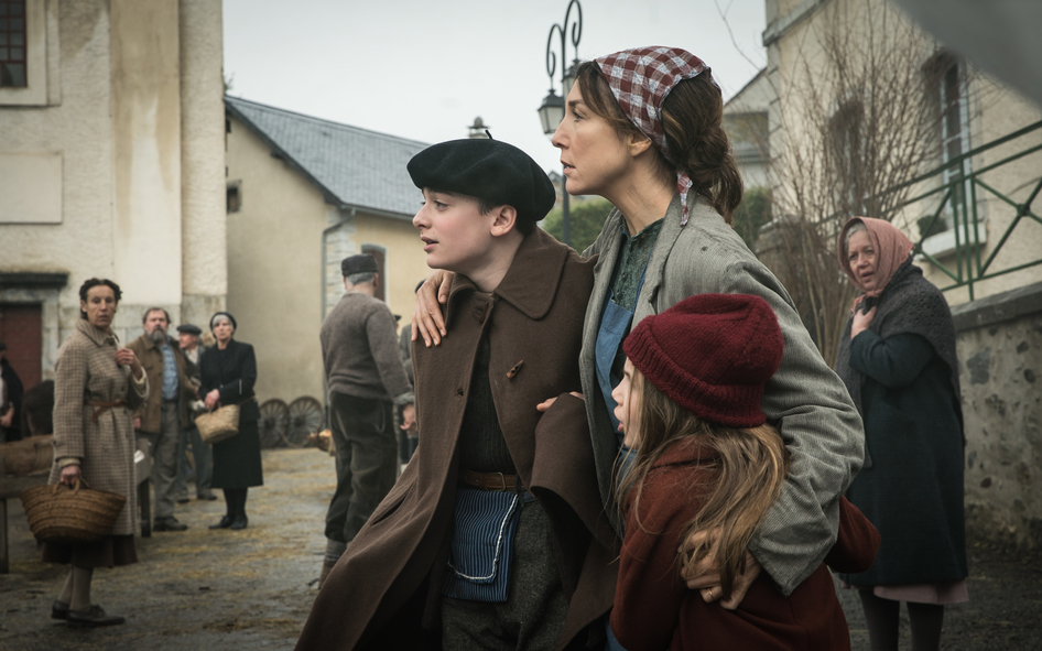 Jo (Noah Schnapp, links) bekommt es mit den deutschen Besatzungstruppen zu tun.