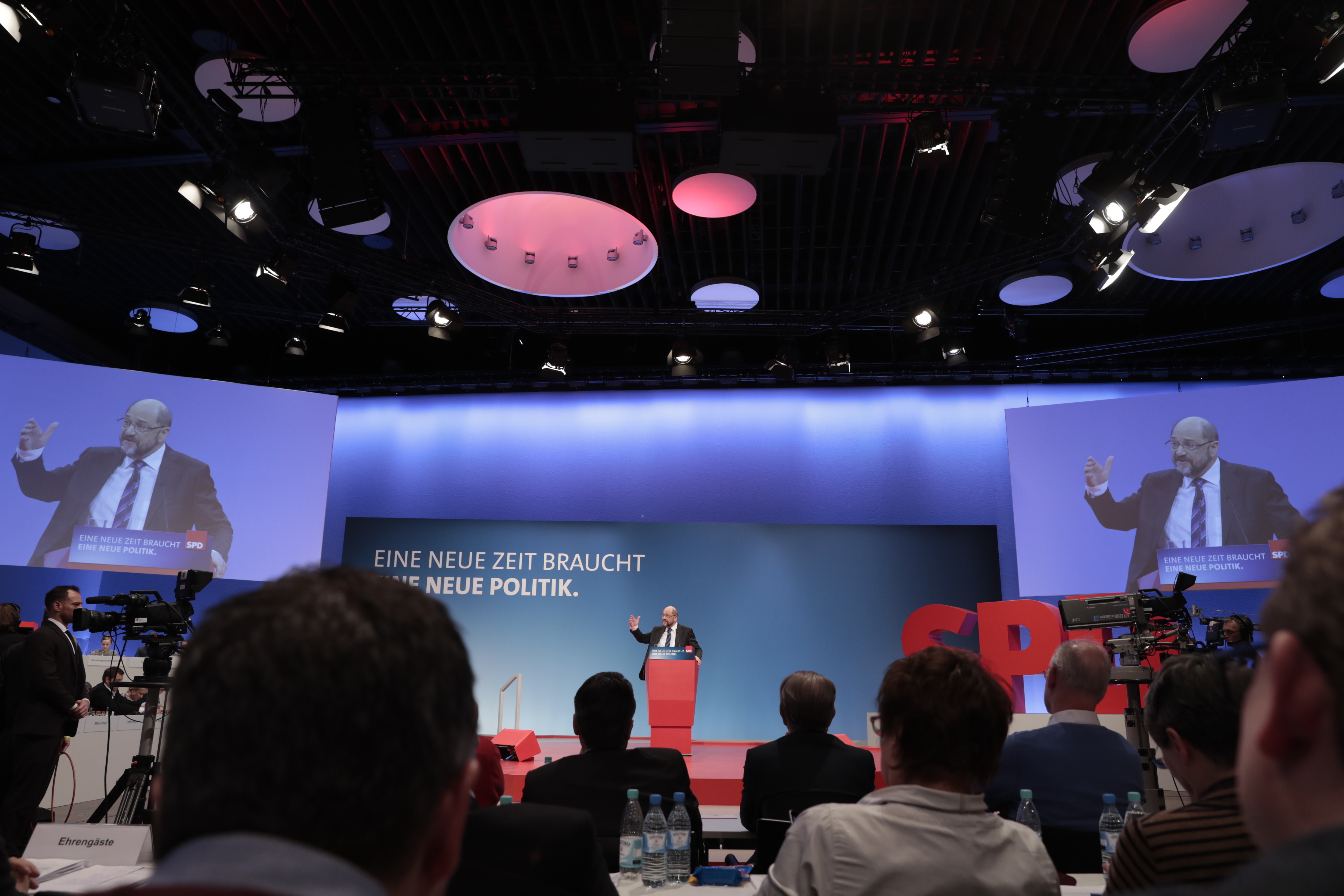 SPD-Chef Martin Schulz spricht zum Parteitag in Bonn.