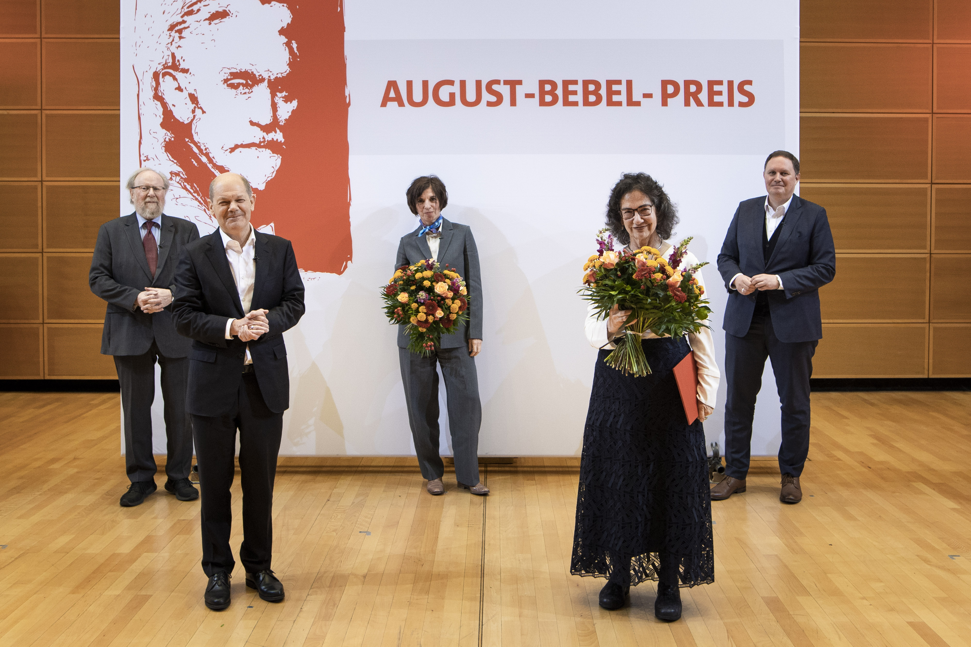 Bei der Verleihung des August-Bebel-Preises (v.l.): Wolfgang Thierse, Olaf Scholz, Jutta Allmendinger, Susan Neiman, Carsten Brosda.