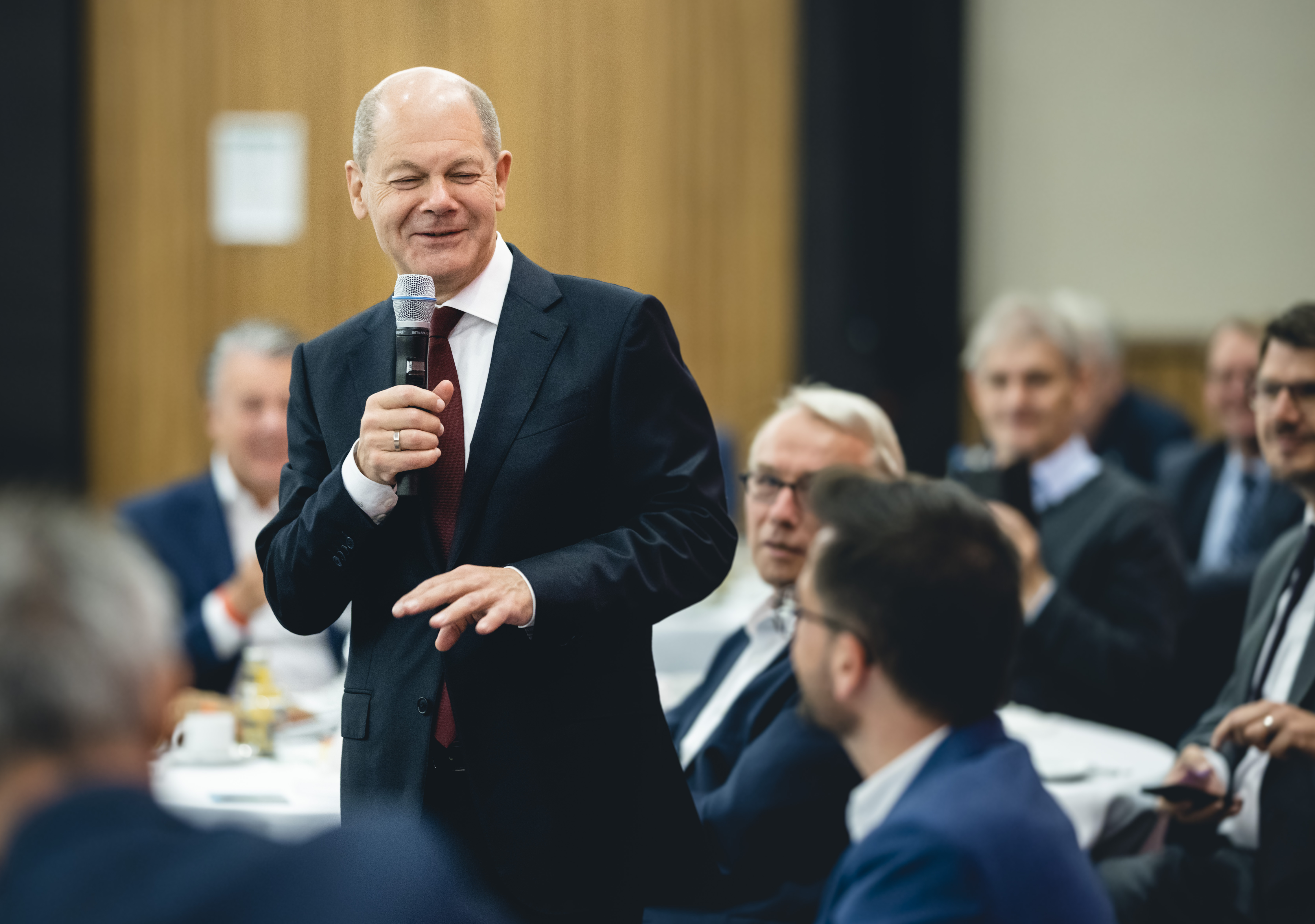 Ein gut gelaunter Kanzlerkandidat: Olaf Scholz ist am Donnerstagvormittag zu Gast in Düsseldorf.