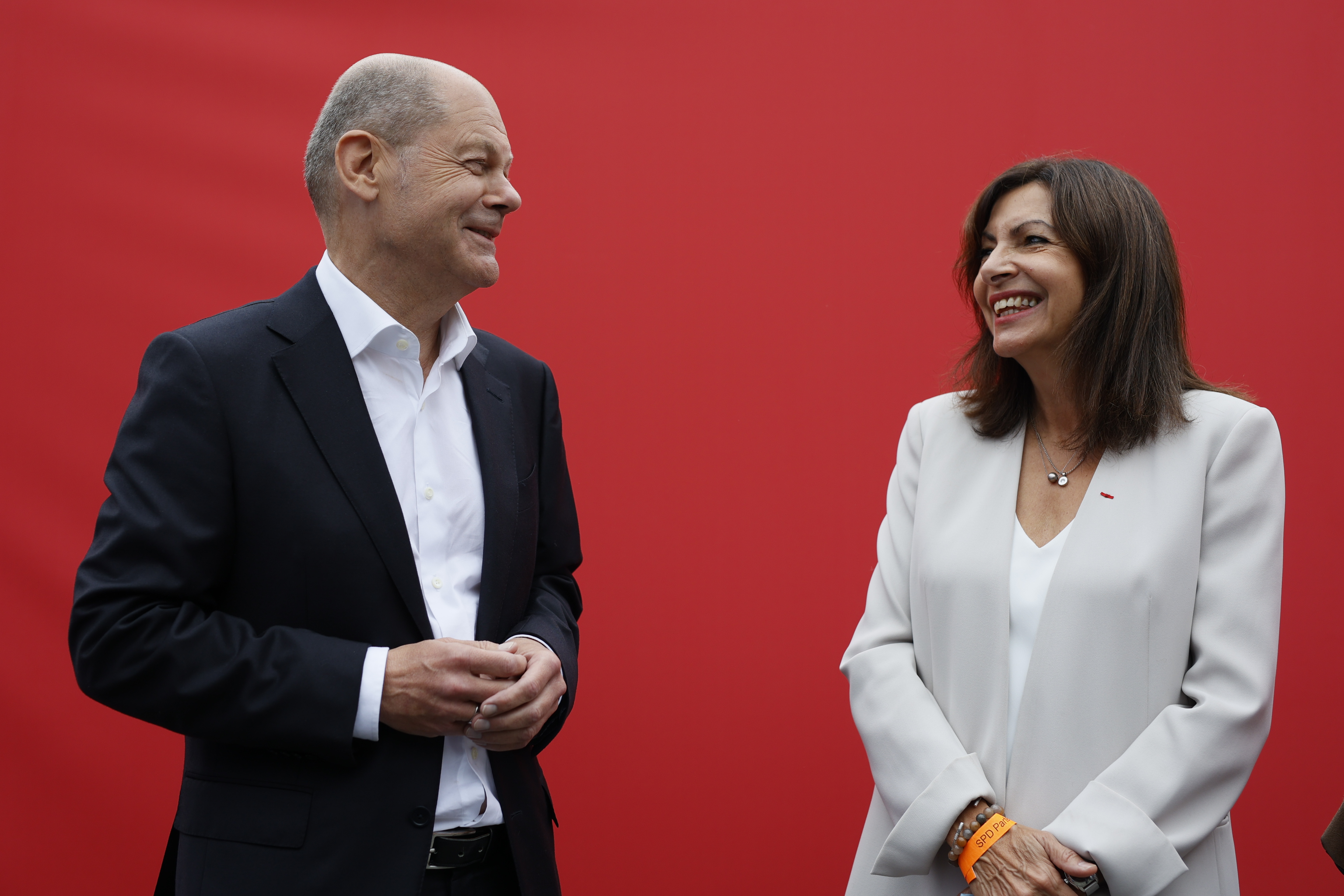 Treffen sie sich bald als Regierungschef*innen wieder? Kanzlerkandidat Olaf Scholz und die Pariser Bürgermeisterin Anne Hidalgo beim Wahlkampfabschluss der SPD.