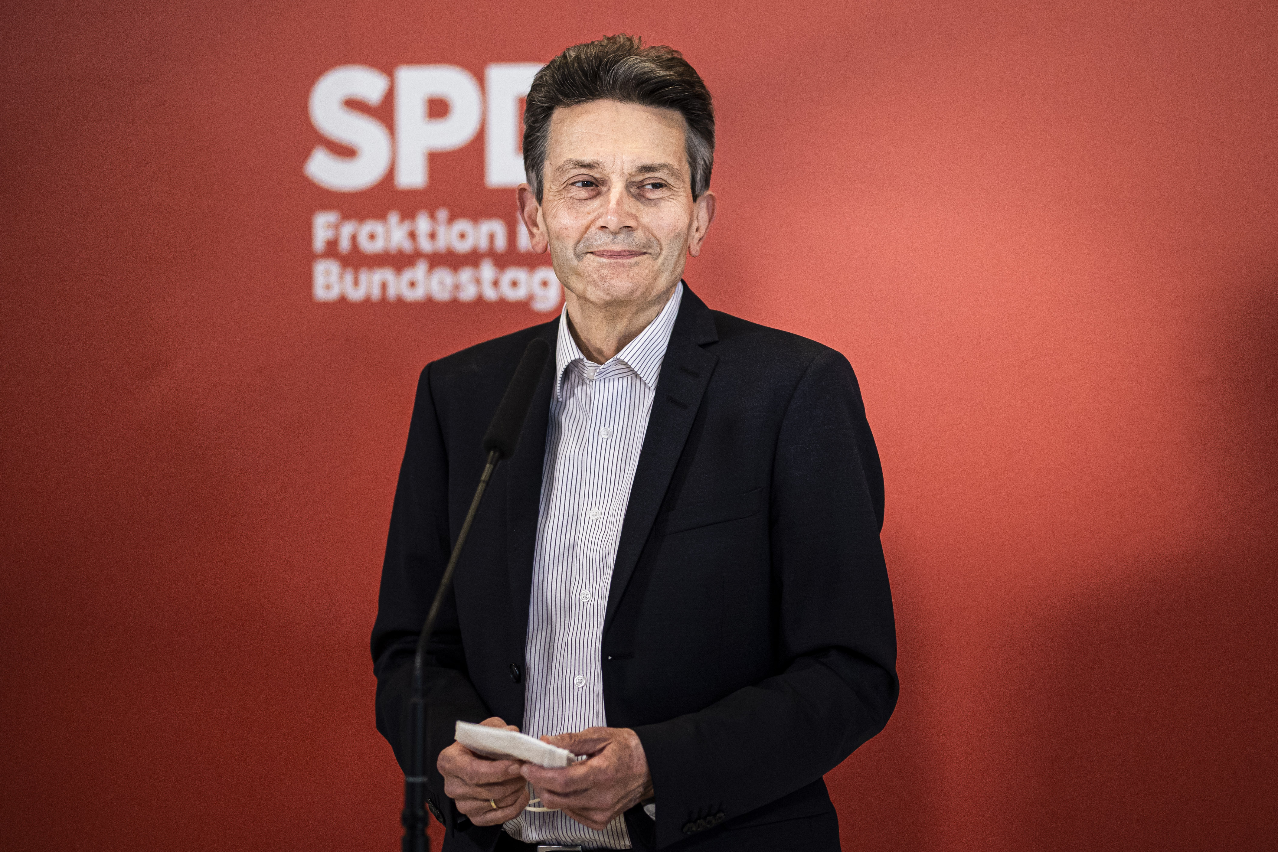 Rolf Mützenich ist mit 97 Prozent als SPD-Fraktionsvorsitzender wiedergewählt worden.