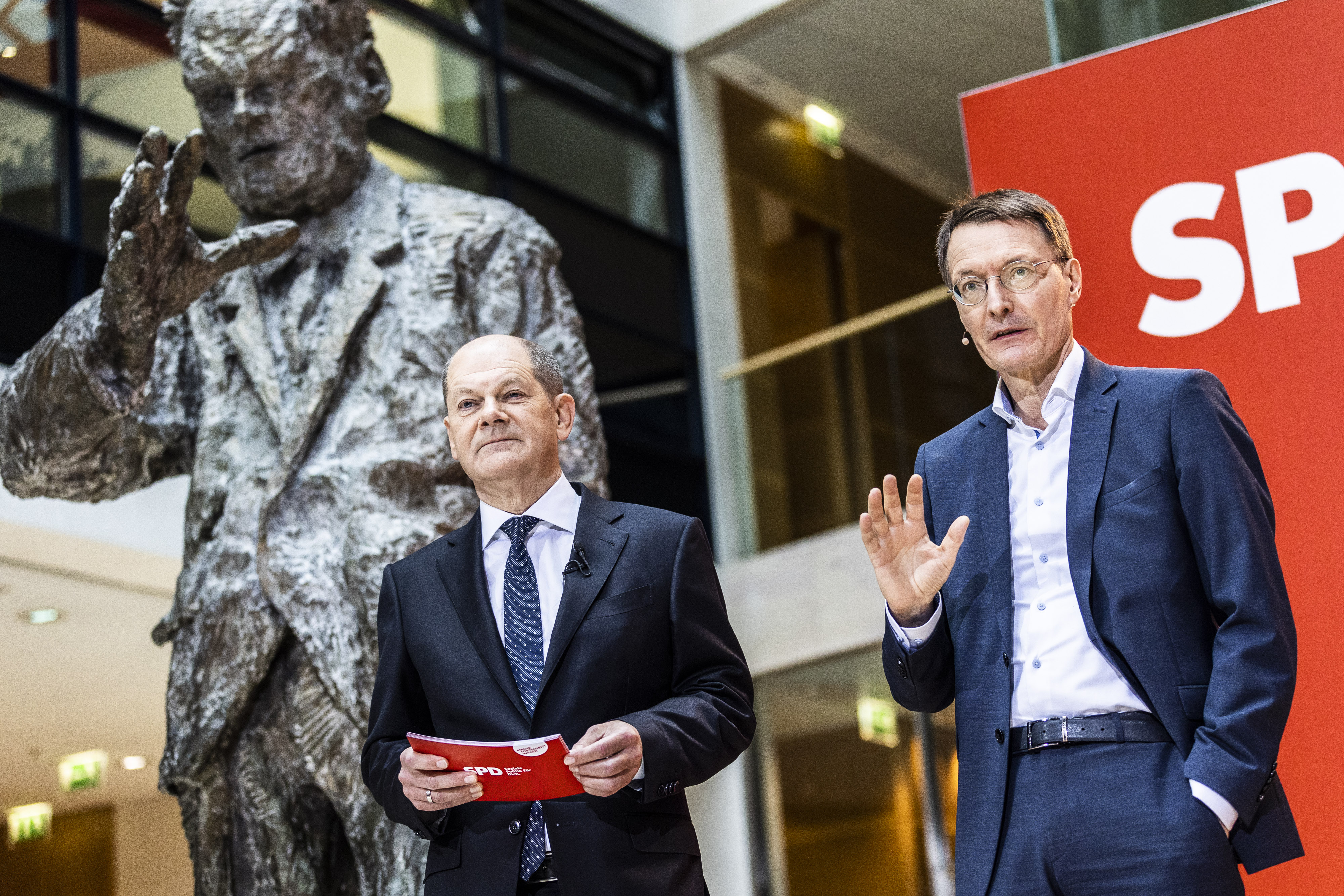 Der künftige Kanzler und sein Gesundheitsminister: Olaf Scholz (l.) und Karl Lauterbach am 6.12.2021 im Willy-Brandt-Haus bei der Präsentation der SPD-Bundesminister*innen